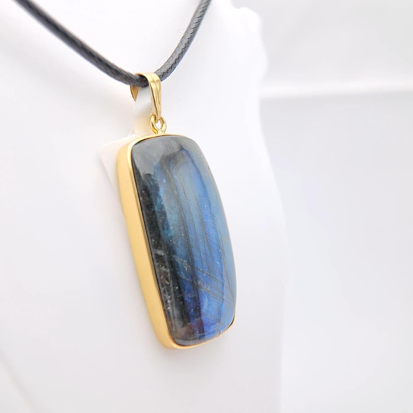 Ciondolo con pietra di labradorite naturale in argento 925 placcato in oro giallo In condizioni Nuovo in vendita a Brooklyn, NY