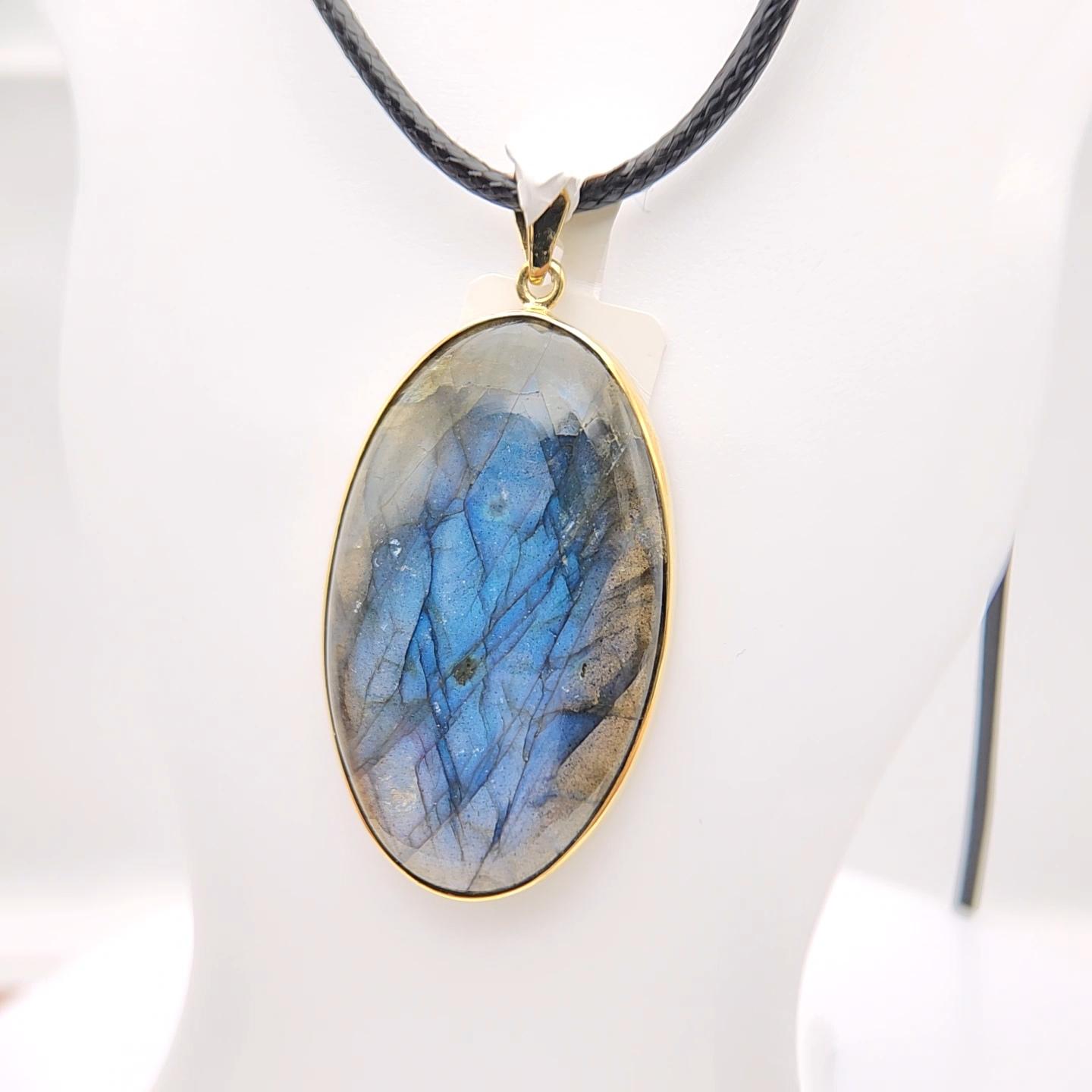 Ciondolo con pietra di labradorite naturale in argento 925 placcato in oro giallo In condizioni Nuovo in vendita a Brooklyn, NY