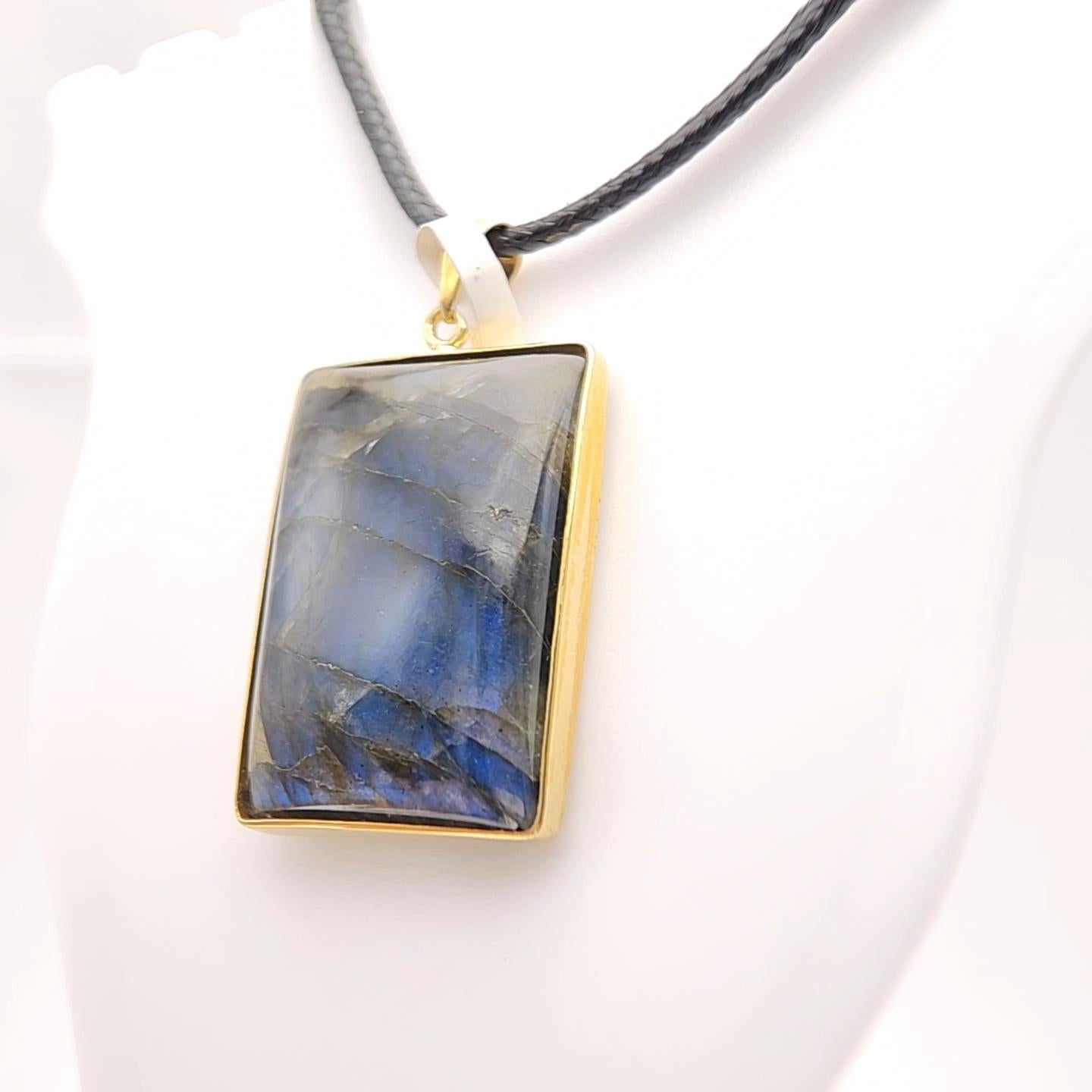 Ciondolo con pietra di labradorite naturale in argento 925 placcato in oro giallo In condizioni Nuovo in vendita a Brooklyn, NY