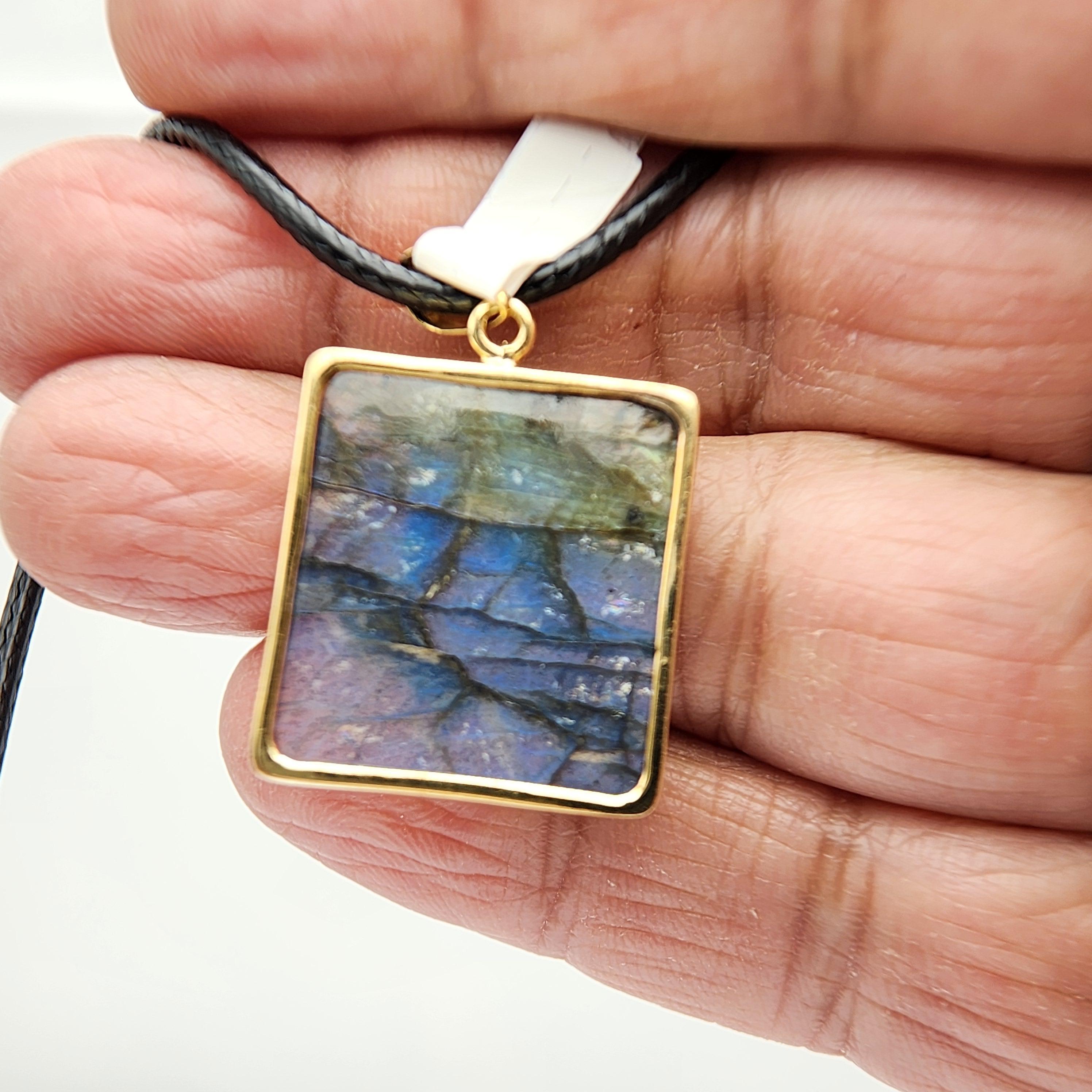Ciondolo con pietra di labradorite naturale in argento 925 placcato in oro giallo In condizioni Nuovo in vendita a Brooklyn, NY