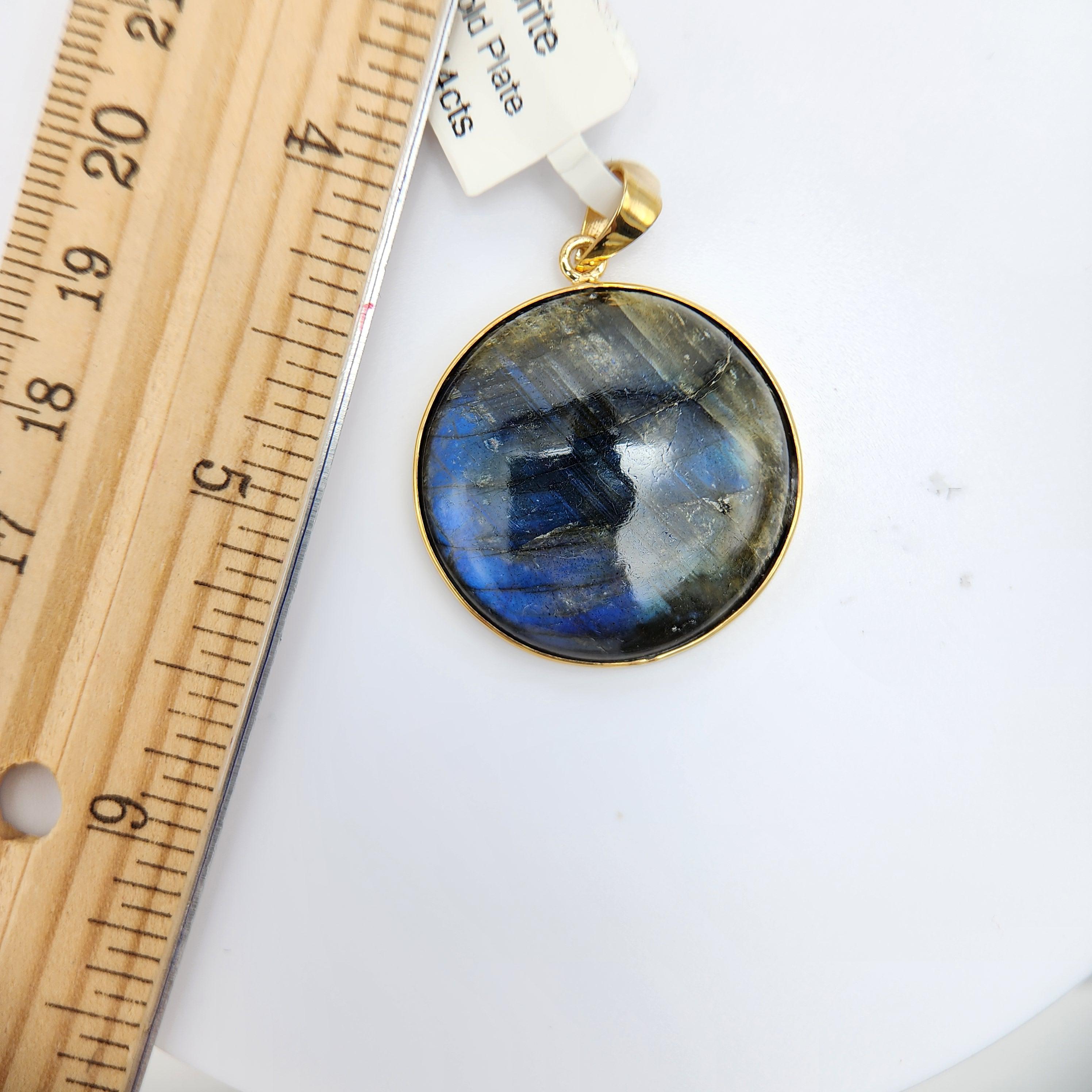 Ciondolo con pietra di labradorite naturale in argento 925 placcato in oro giallo In condizioni Nuovo in vendita a Brooklyn, NY