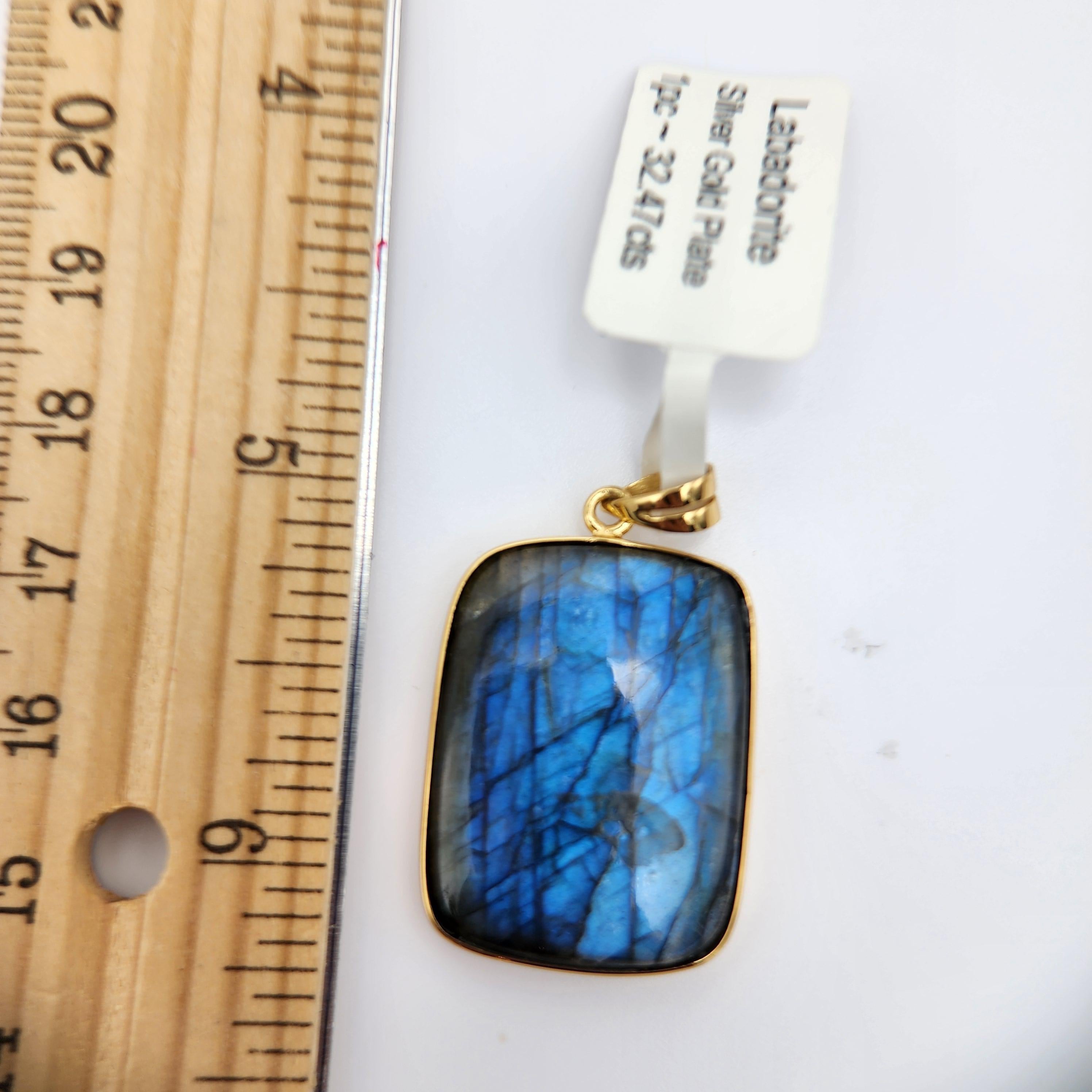 Ciondolo con pietra di labradorite naturale in argento 925 placcato in oro giallo In condizioni Nuovo in vendita a Brooklyn, NY