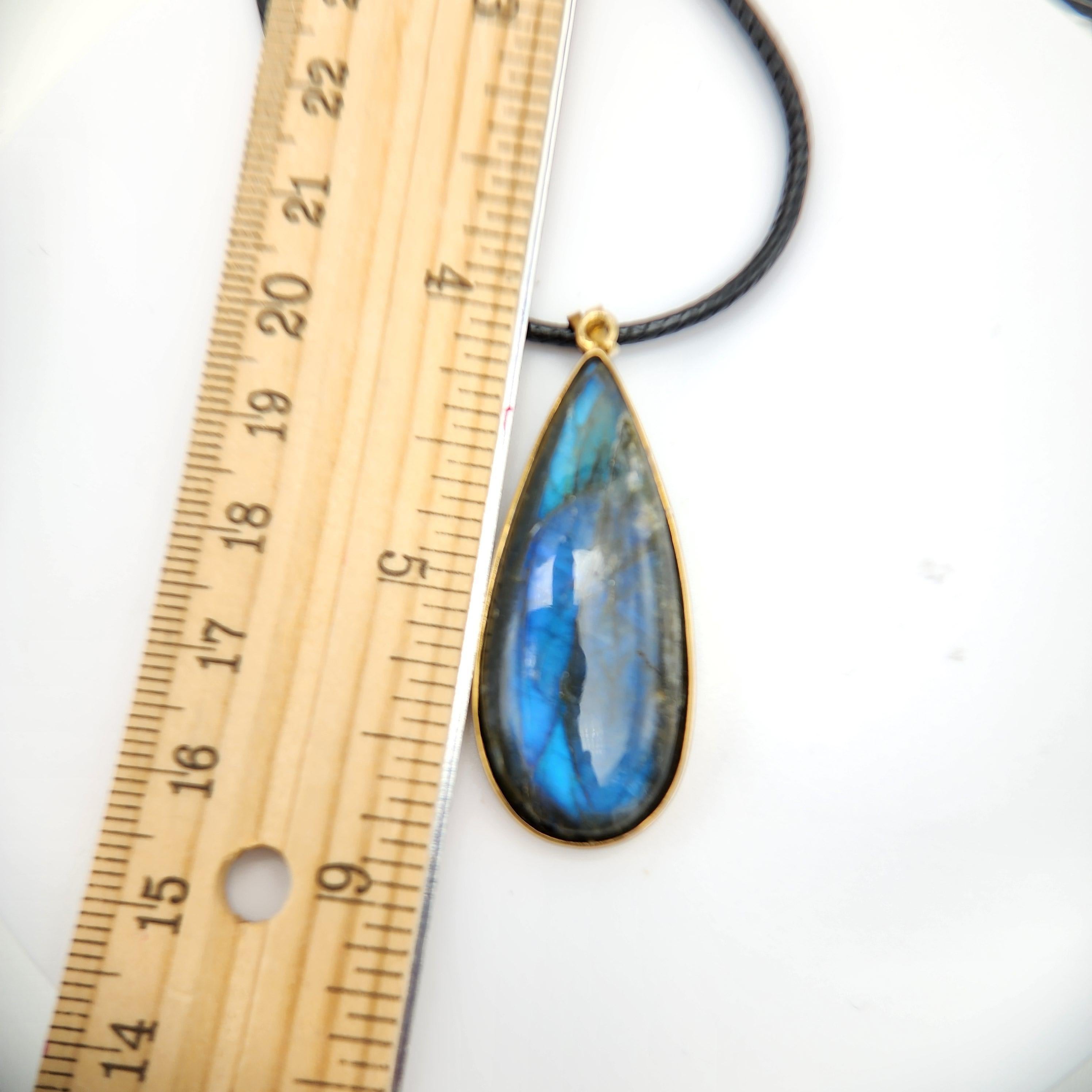 Ciondolo con pietra di labradorite naturale in argento 925 placcato in oro giallo In condizioni Nuovo in vendita a Brooklyn, NY