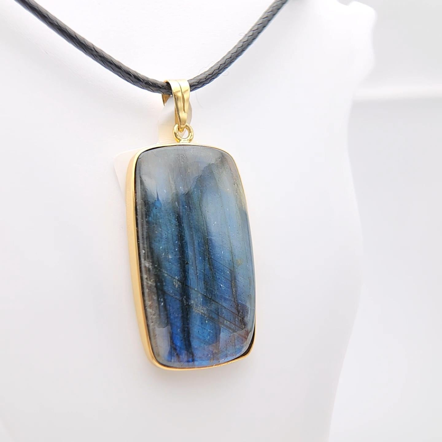 Ciondolo con pietra di labradorite naturale in argento 925 placcato in oro giallo in vendita 1