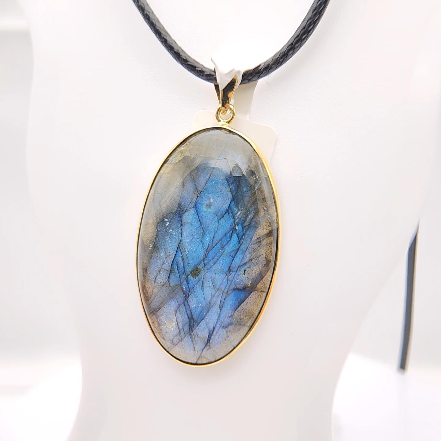 Ciondolo con pietra di labradorite naturale in argento 925 placcato in oro giallo in vendita 1