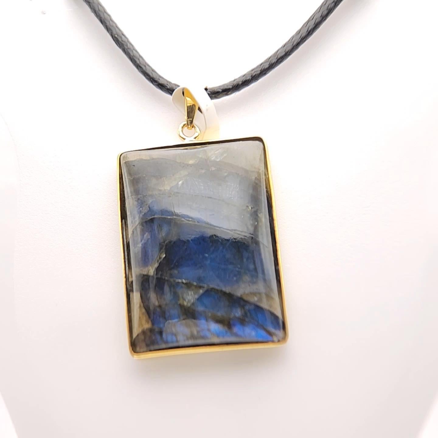 Ciondolo con pietra di labradorite naturale in argento 925 placcato in oro giallo in vendita 1
