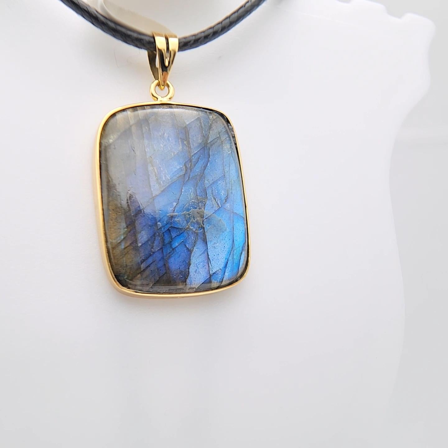 Ciondolo con pietra di labradorite naturale in argento 925 placcato in oro giallo in vendita 1