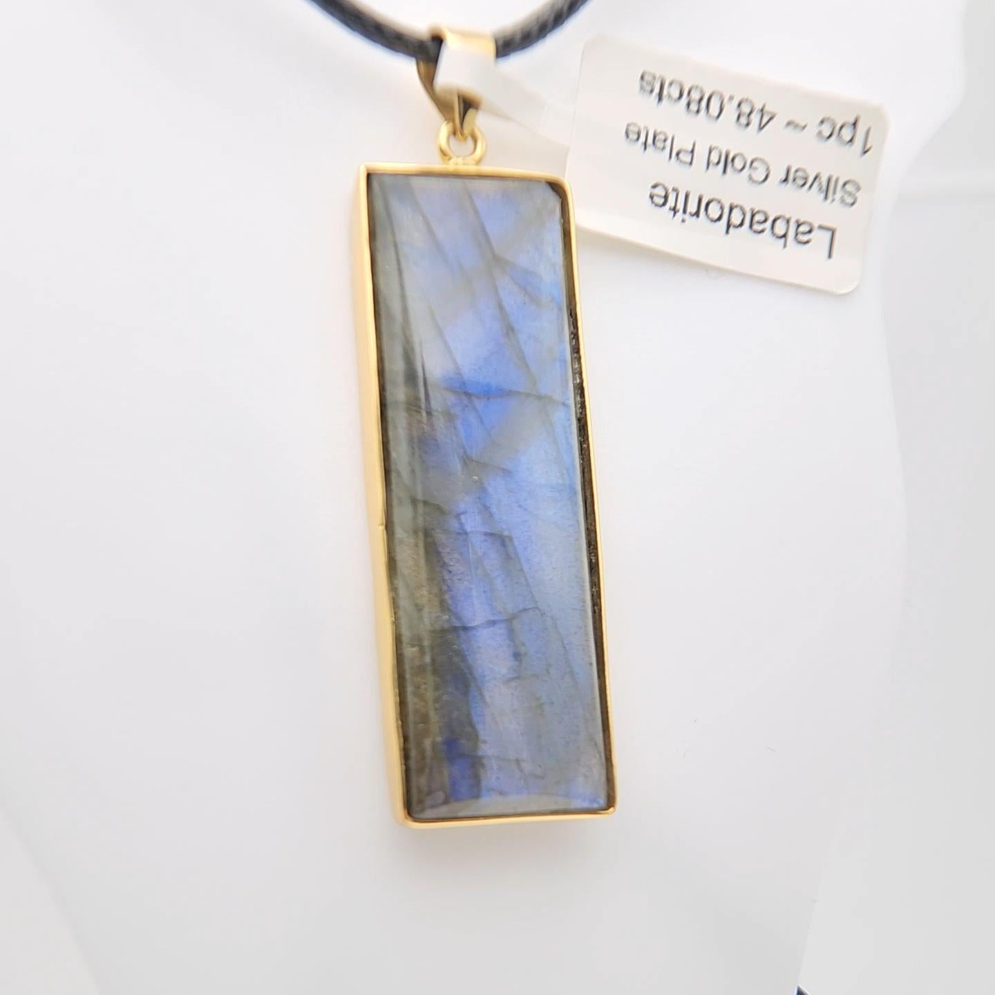 Ciondolo con pietra di labradorite naturale in argento 925 placcato in oro giallo in vendita 1