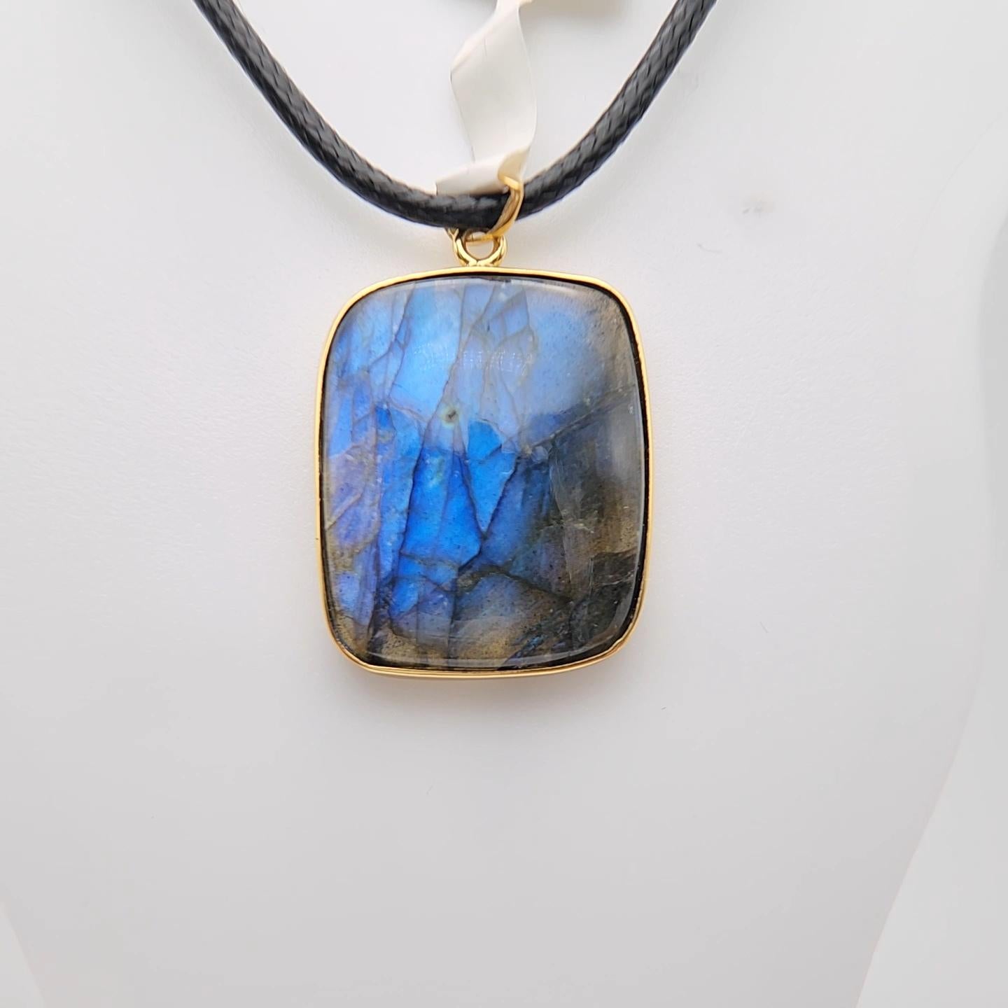 Pendentif en argent sterling plaqué or jaune avec labradorite naturelle en vente 1