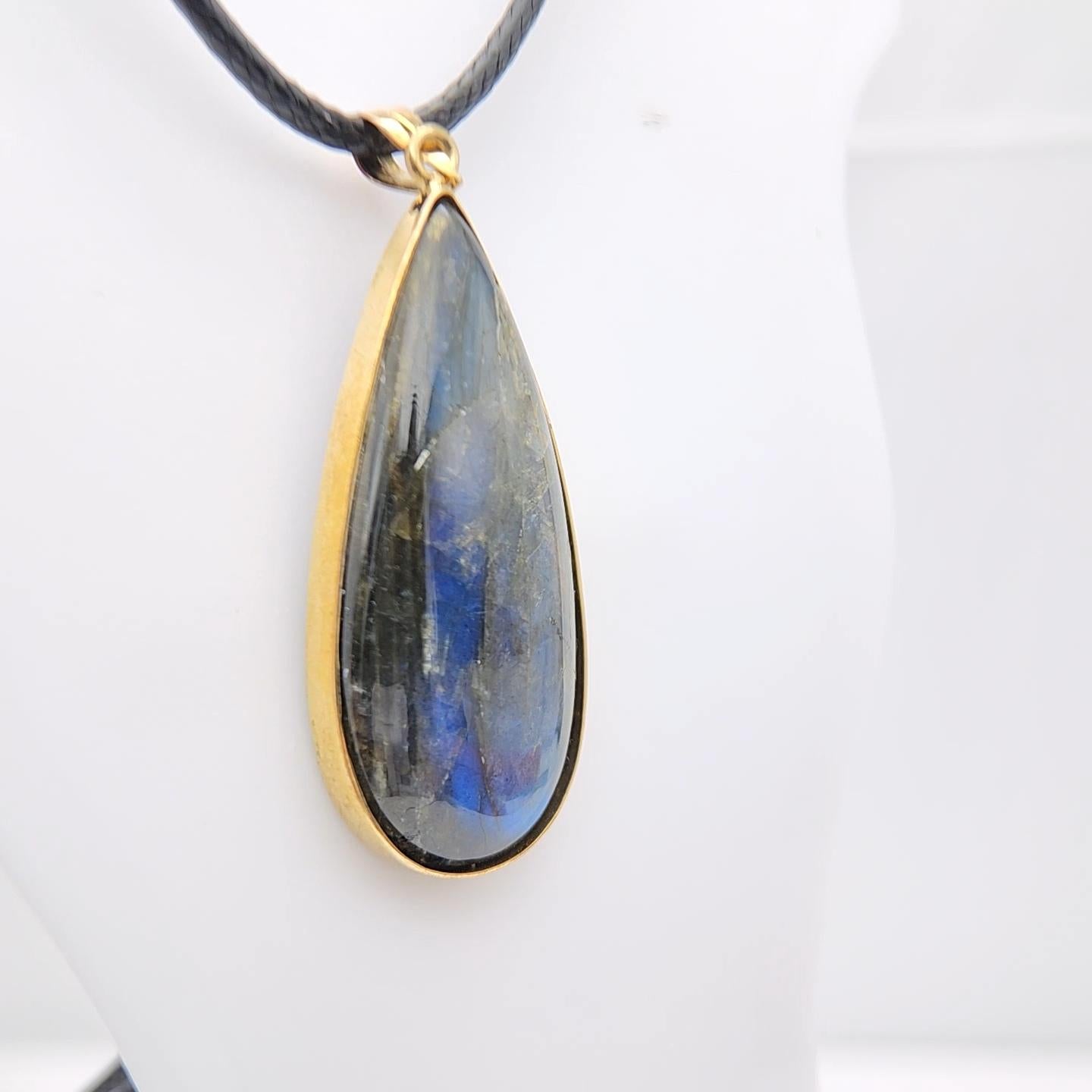 Ciondolo con pietra di labradorite naturale in argento 925 placcato in oro giallo in vendita 1