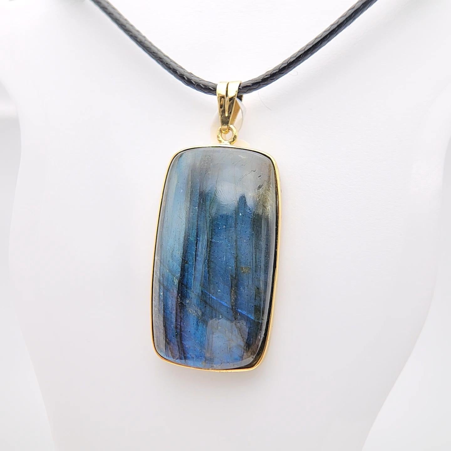 Ciondolo con pietra di labradorite naturale in argento 925 placcato in oro giallo in vendita 2