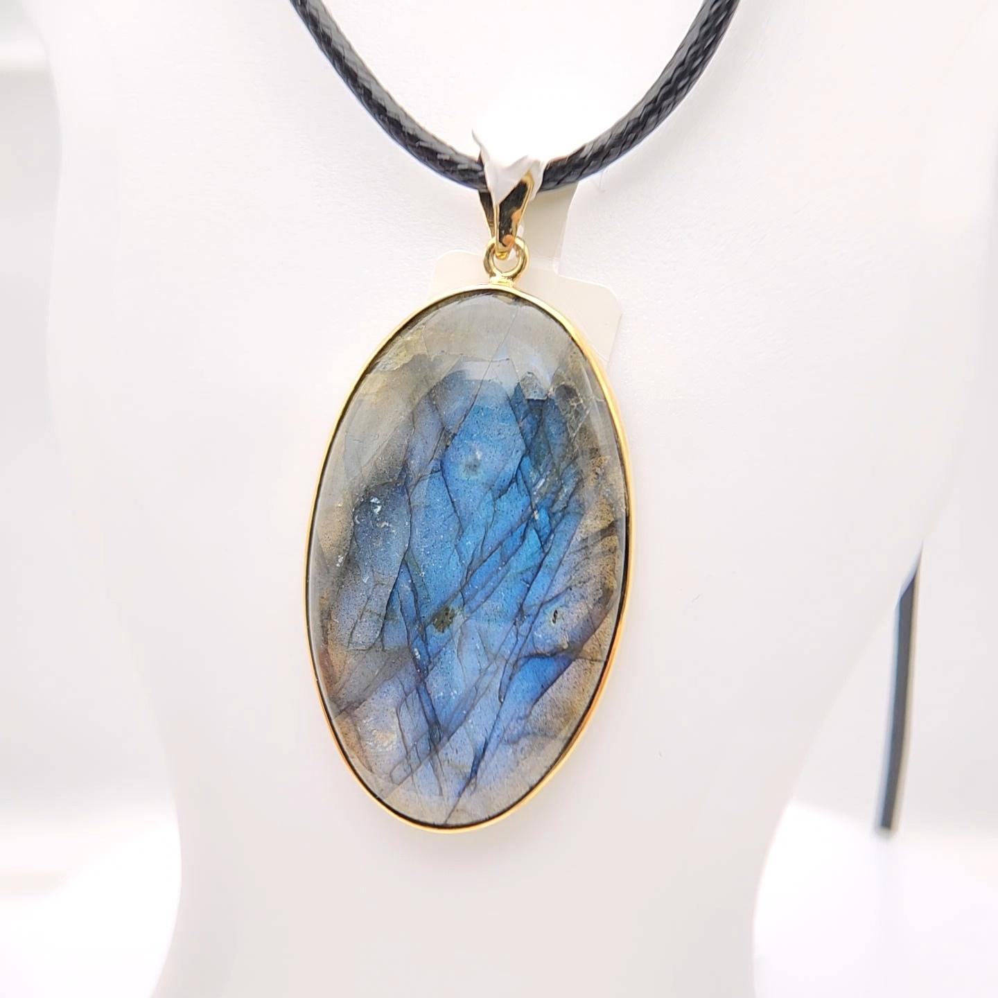 Ciondolo con pietra di labradorite naturale in argento 925 placcato in oro giallo in vendita 2