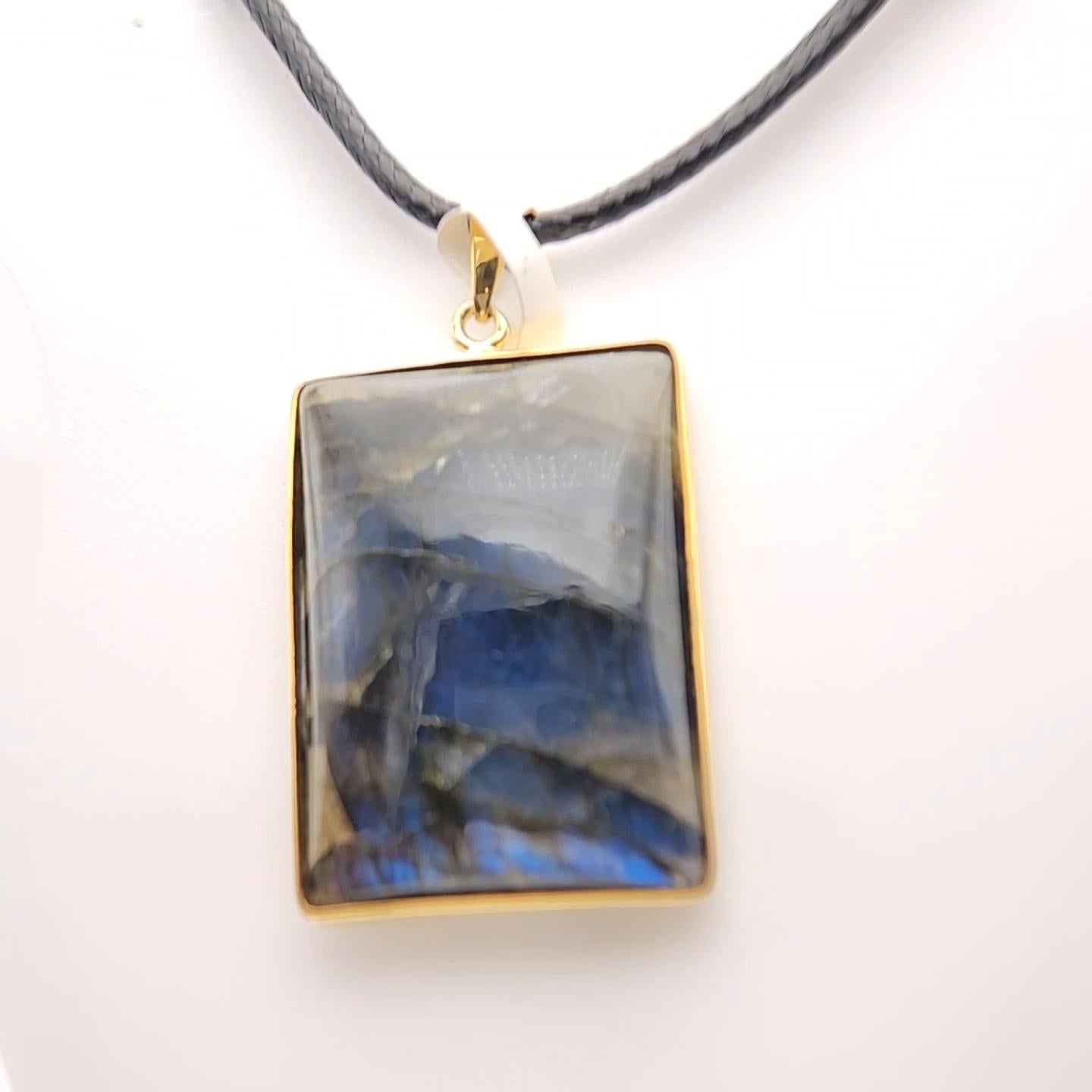 Ciondolo con pietra di labradorite naturale in argento 925 placcato in oro giallo in vendita 2