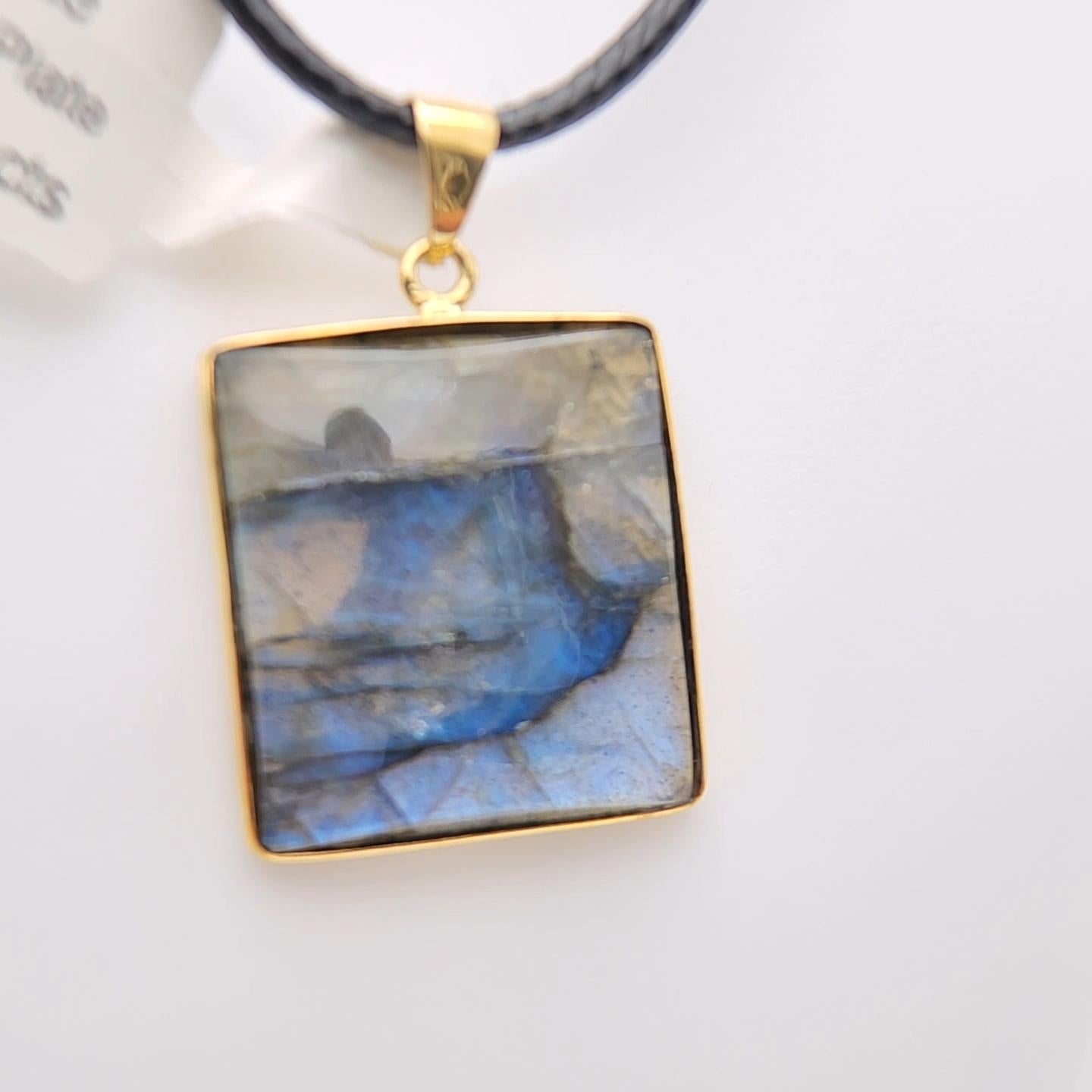 Ciondolo con pietra di labradorite naturale in argento 925 placcato in oro giallo in vendita 2