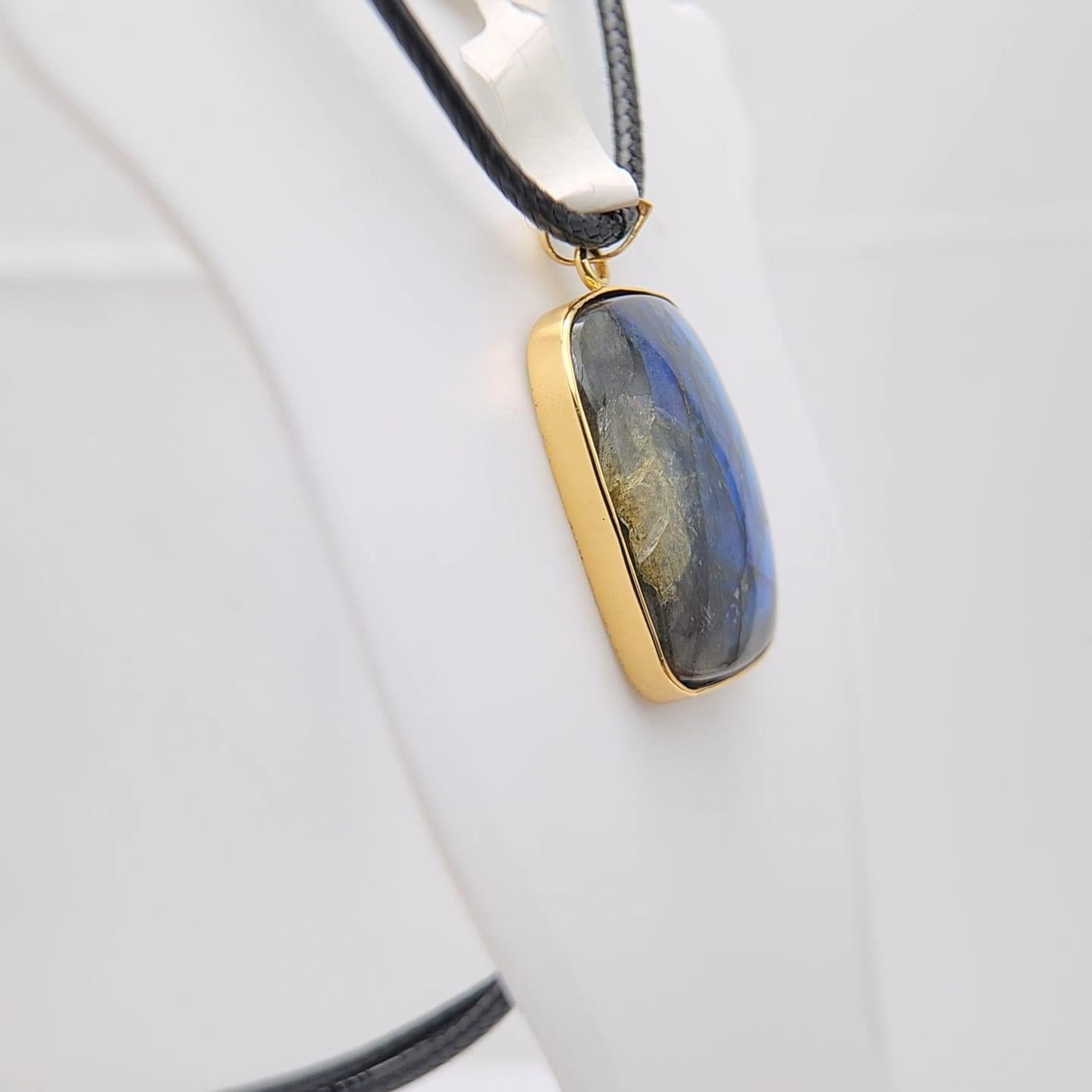 Pendentif en argent sterling plaqué or jaune avec labradorite naturelle en vente 2