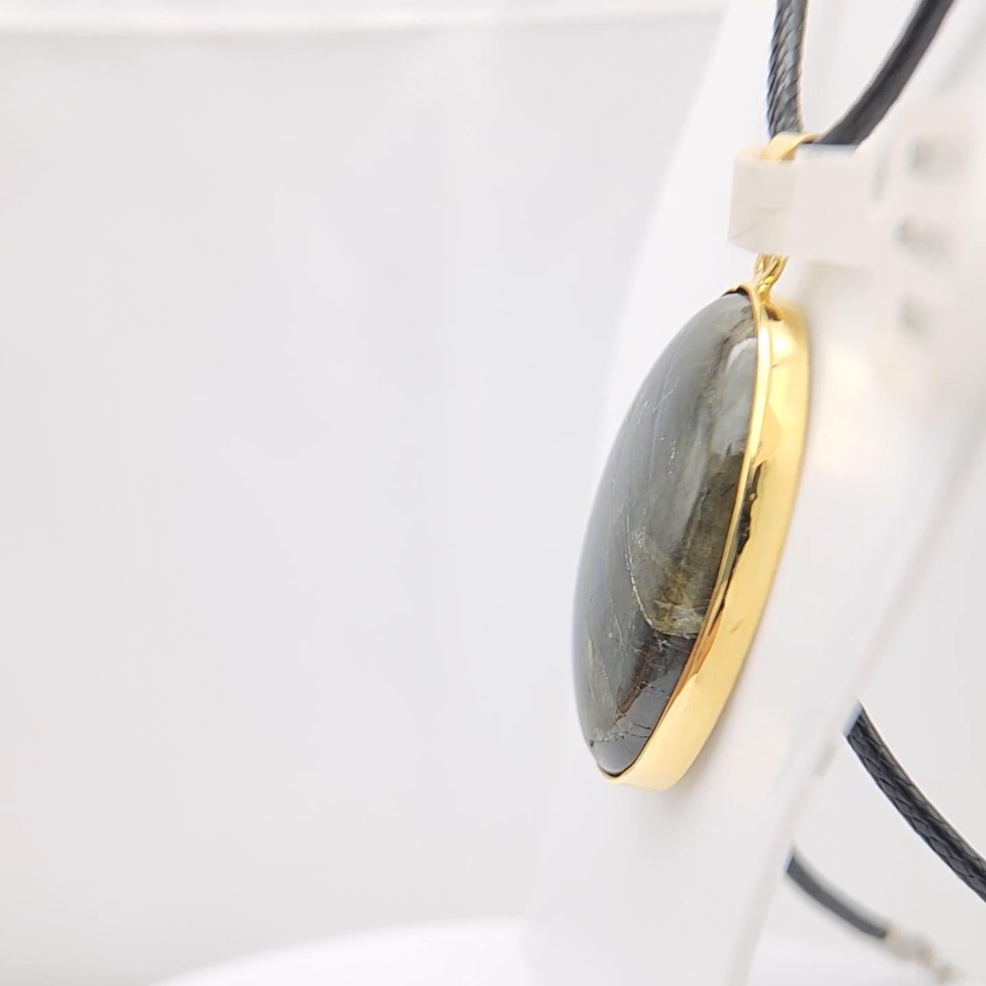 Ciondolo con pietra di labradorite naturale in argento 925 placcato in oro giallo in vendita 3
