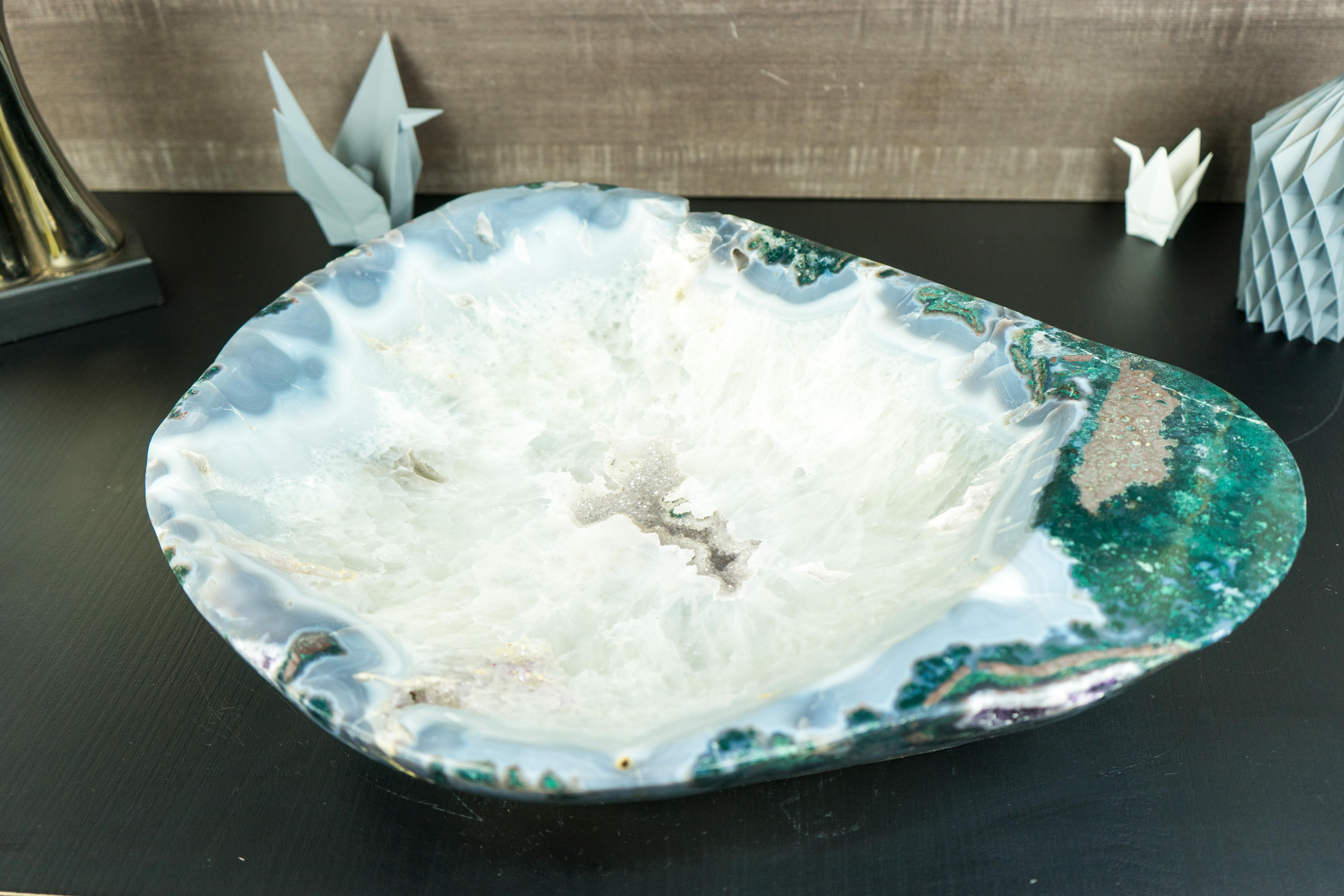 Brésilien Grande coupe décorative en dentelle d'agate naturelle avec améthyste et cristal de roche en vente