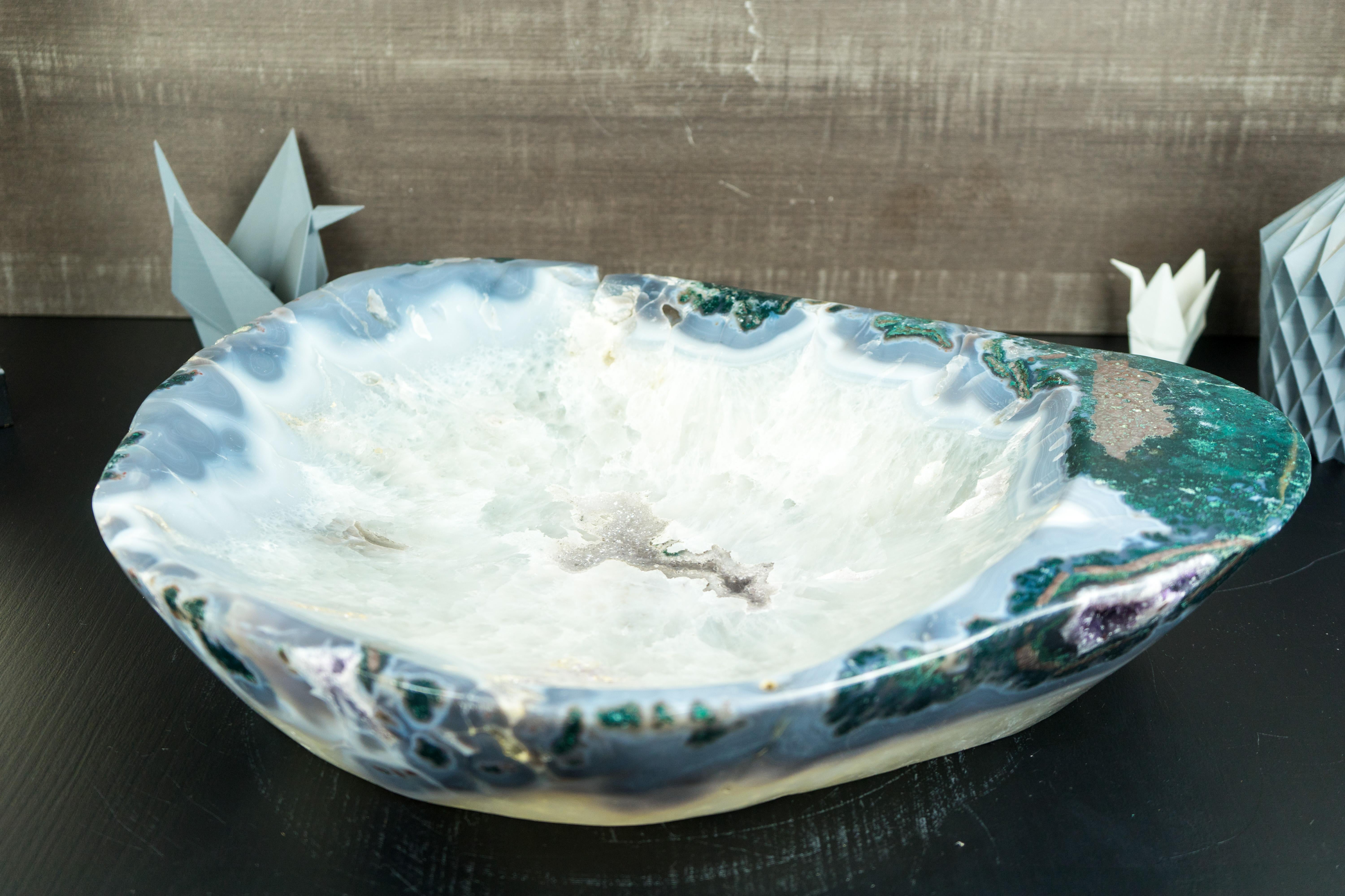 Große dekorative Schale aus natürlichem Spitzenadel mit Amethyst und Bergkristall im Angebot 3