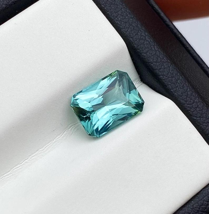 Gemma sfusa Nature Lagoon Tourmaline 2.11 ct., Alta qualità, Origine Nigeria

Certificato GFCO
Colore della gemma: verde-blu
Tipo di gemma: Tormalina
Dimensioni della gemma: 8,80x6,48x4,80mm
Grado di taglio: Molto buono
Chiarezza/Grado: VVS
Forma