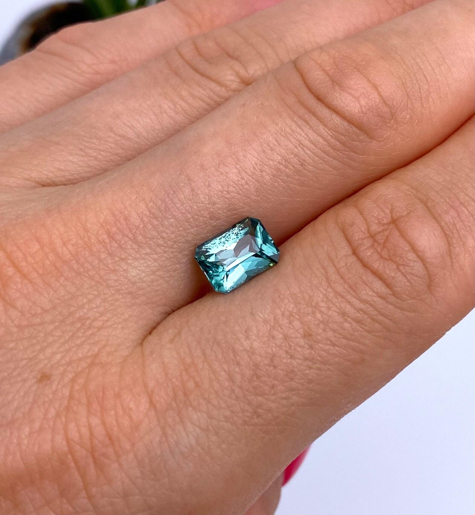 Gemma sfusa Nature Lagoon Tourmaline 2.11 ct., Alta qualità, Origine Nigeria In condizioni Nuovo in vendita a Daugavpils, LV