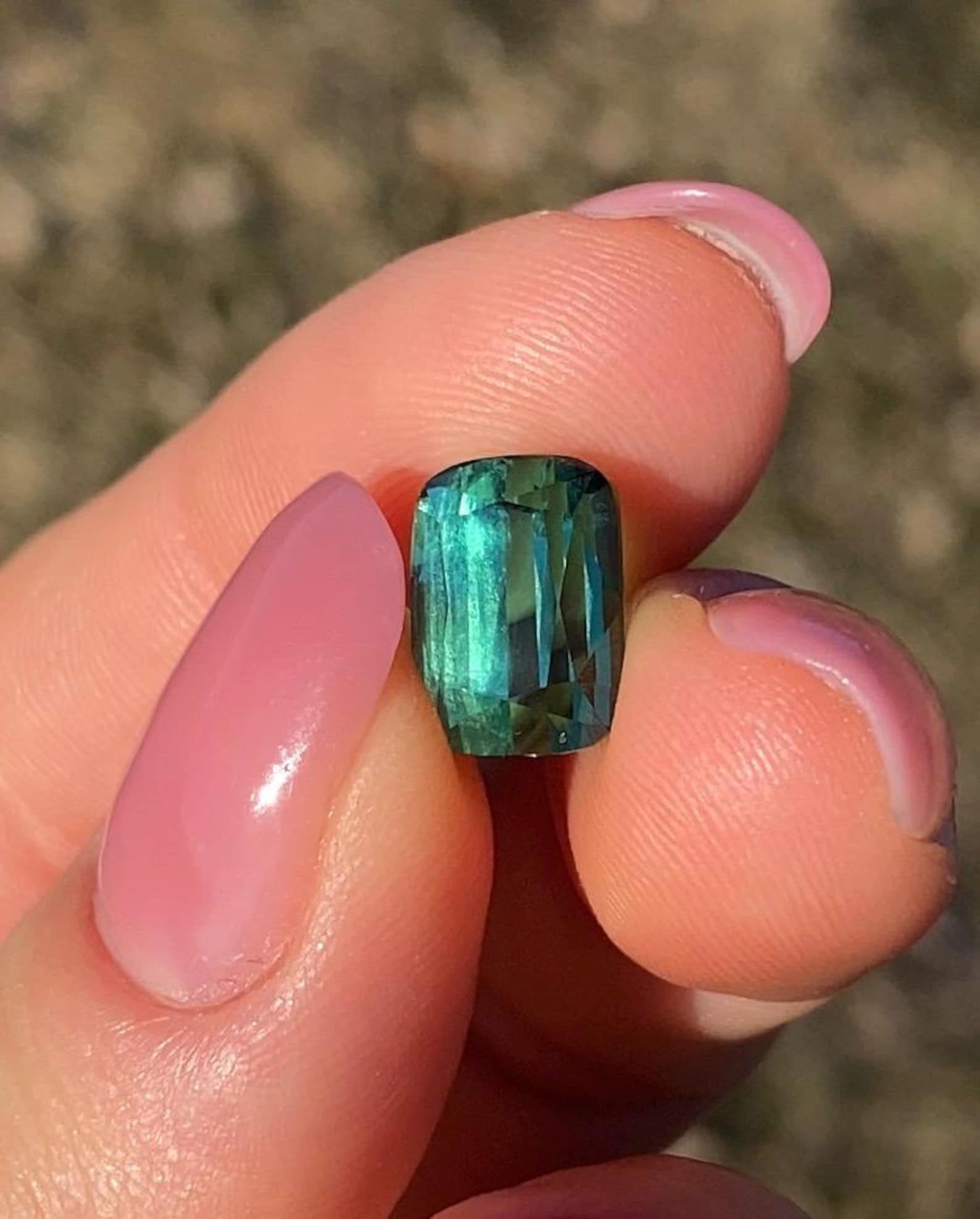 Gemma sfusa Nature Lagoon Tourmaline 6,12 ct. Taglio a cuscino, Origine Afghanistan, Certificato GFCO

Gemma sfusa Nature Lagoon Tourmaline
Certificato GFCO
Colore della gemma: verde-bluastro
Tipo di gemma: Tormalina
Dimensioni della gemma: