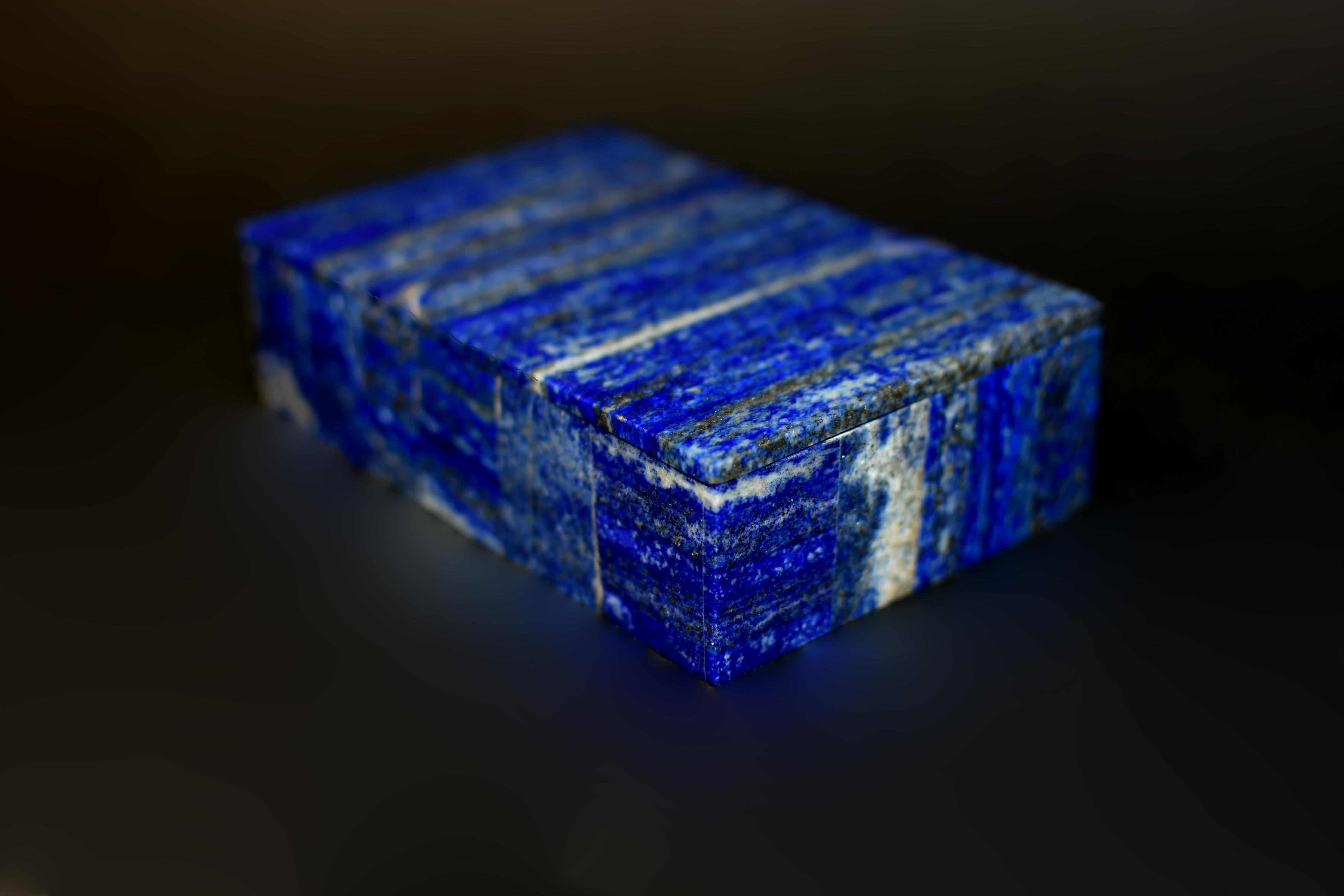 Natürliche Lapislazuli-Box  (Handgefertigt) im Angebot