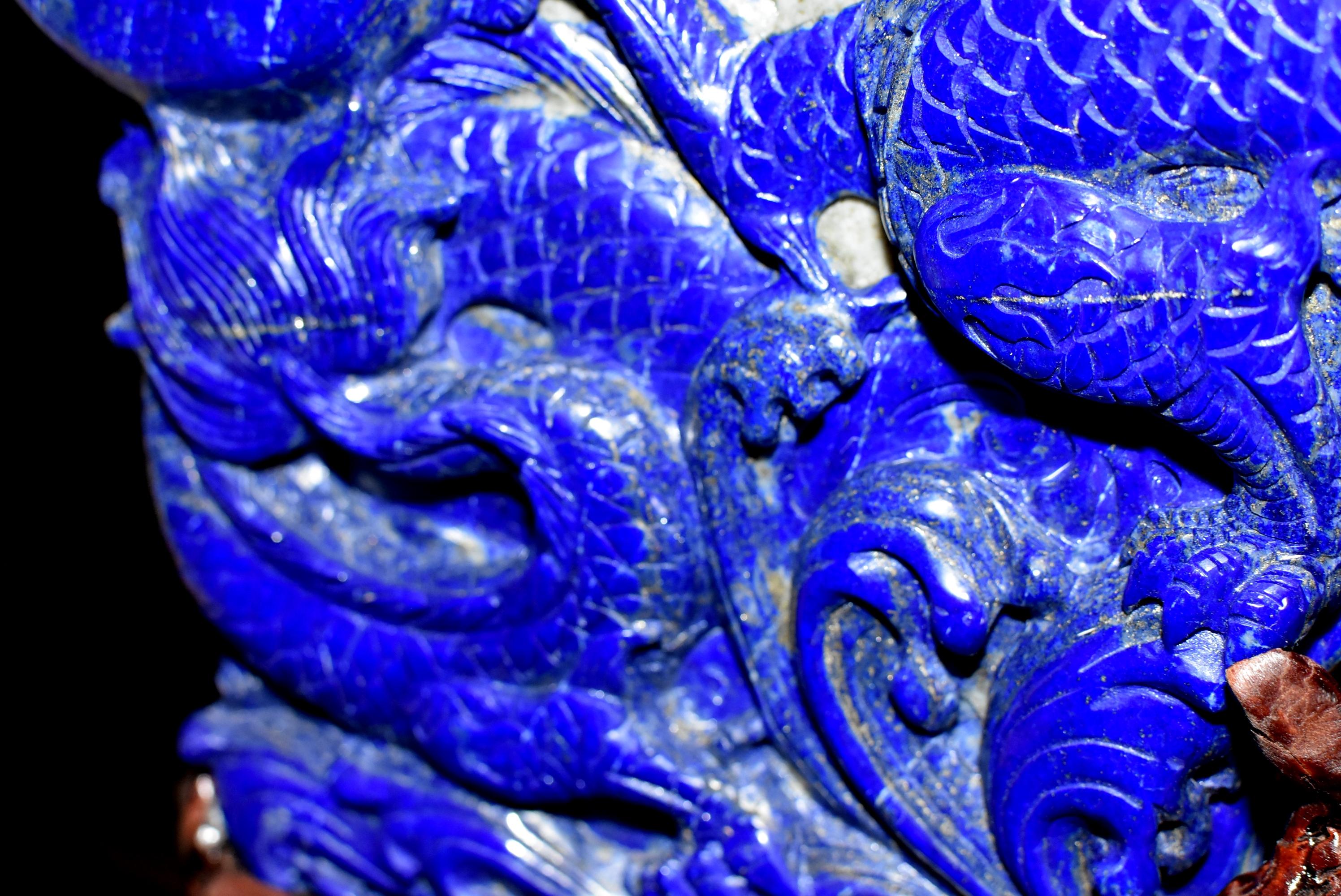 Natürliche Drachenstatue aus Lapislazuli, handgeschnitzt mit Perlen, feiner Schliff im Angebot 3