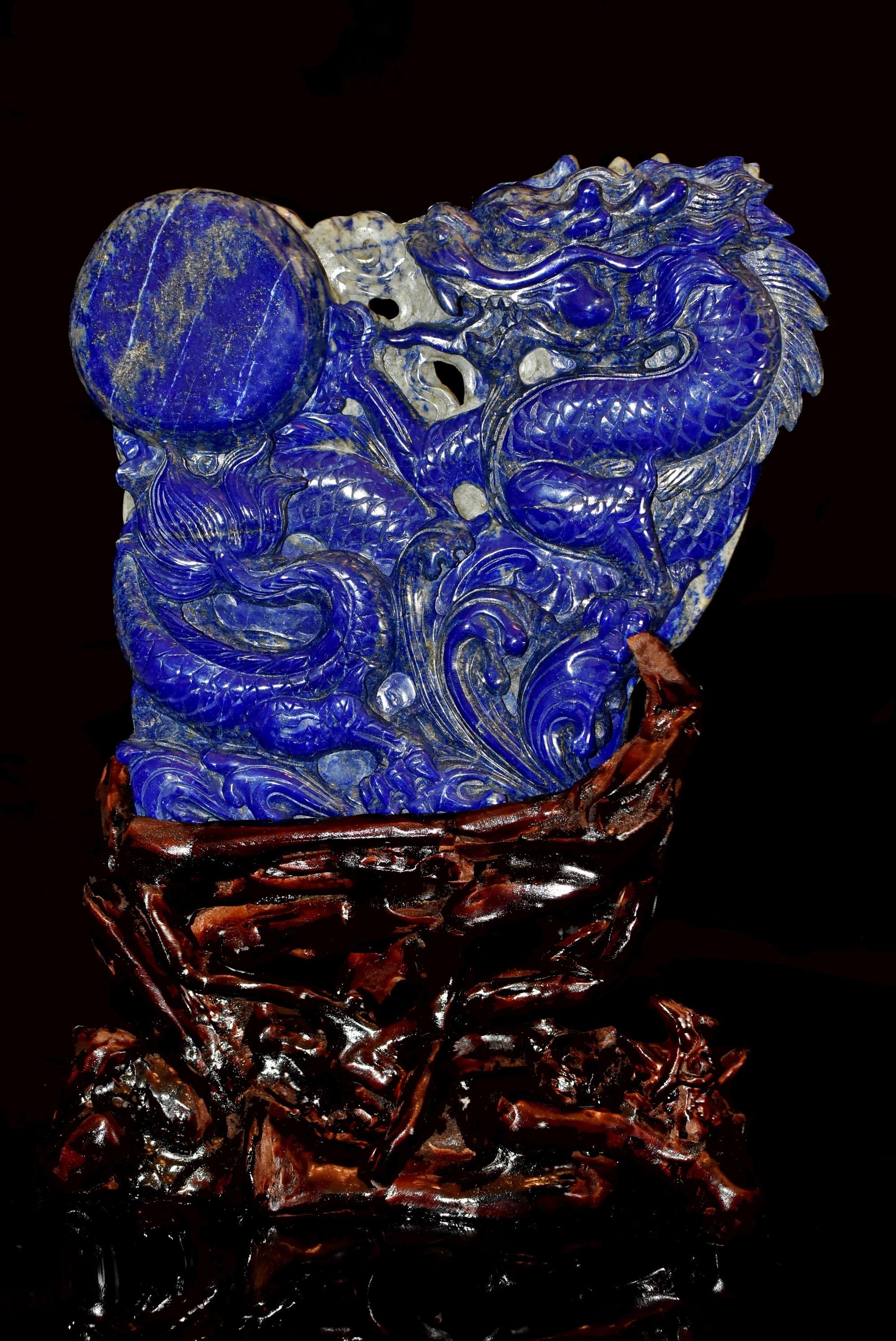 Eine schöne große Statue eines aufrechten Drachens, der einer Perle nachjagt, handgeschnitzt aus natürlichem Lapislazuli der Güteklasse Fine mit einem Gewicht von 4,5 lb. Meisterhafte Darstellung des Drachens mit seinen tiefen Schuppen, dem