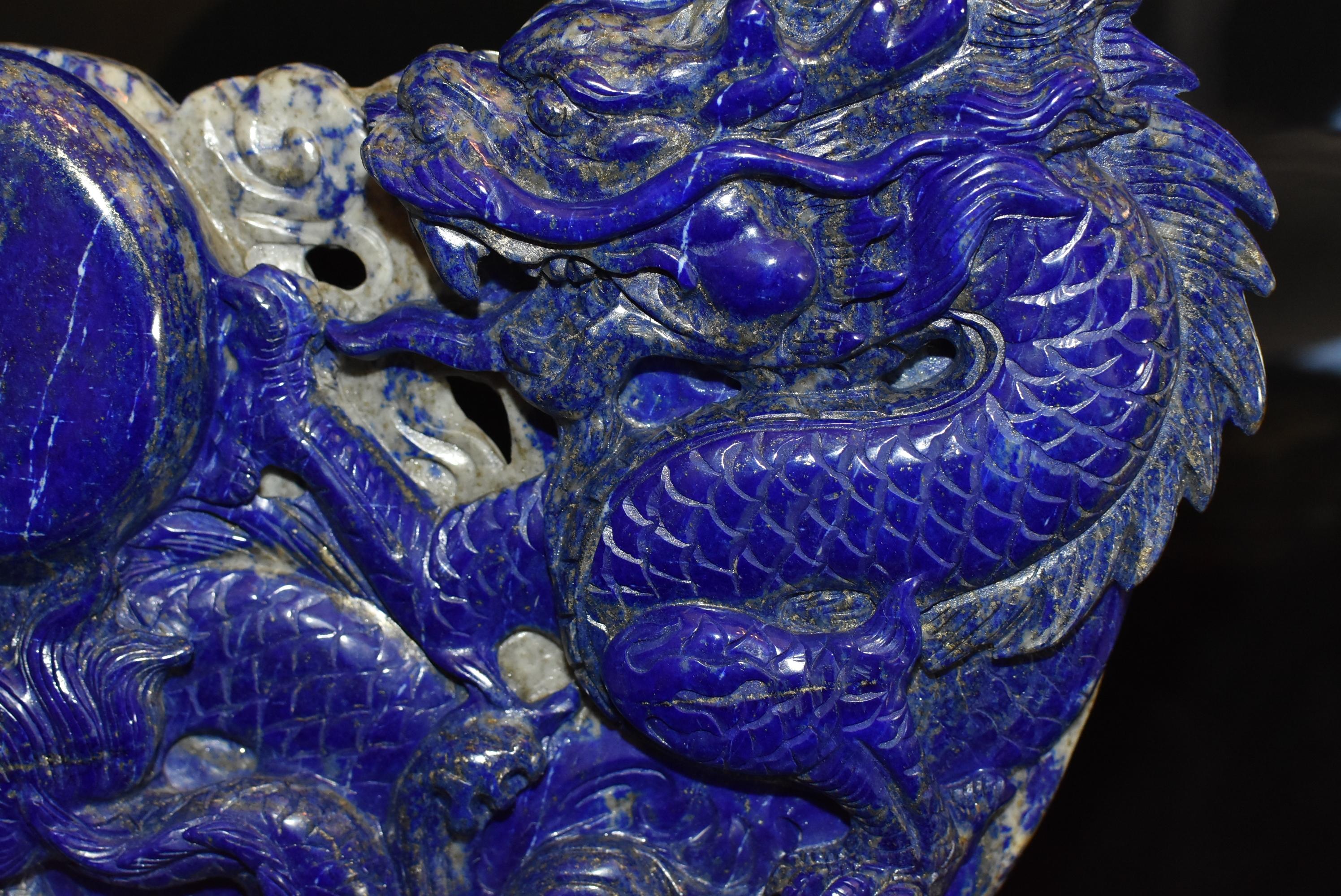 Natürliche Drachenstatue aus Lapislazuli, handgeschnitzt mit Perlen, feiner Schliff (Afghanisch) im Angebot
