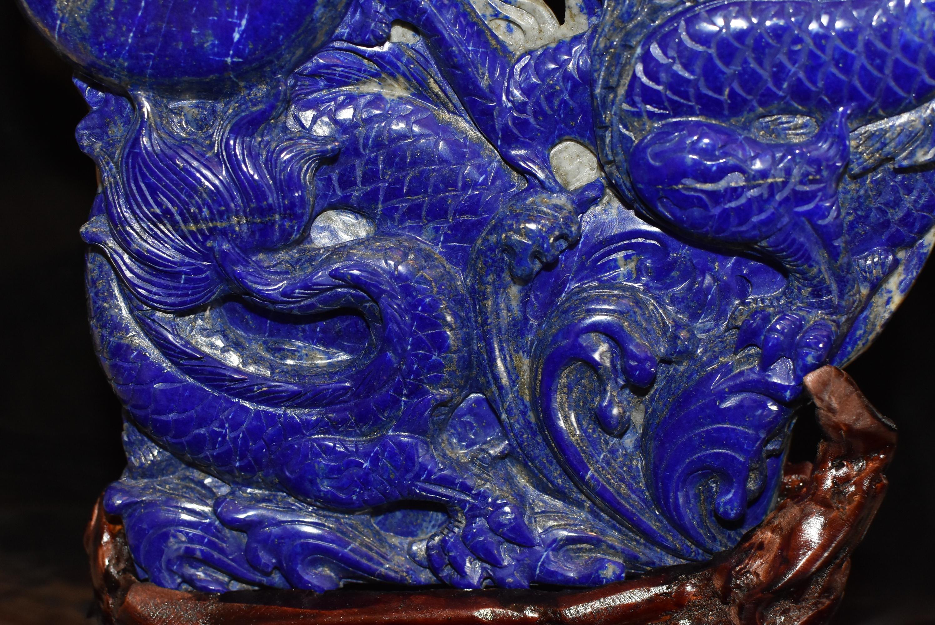 Natürliche Drachenstatue aus Lapislazuli, handgeschnitzt mit Perlen, feiner Schliff (Handgeschnitzt) im Angebot