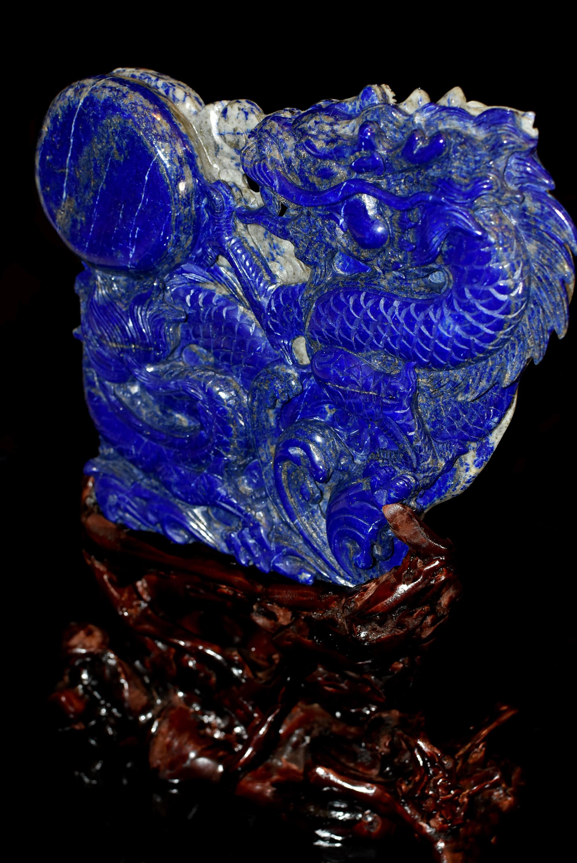 Natürliche Drachenstatue aus Lapislazuli, handgeschnitzt mit Perlen, feiner Schliff (Lapis Lazuli) im Angebot