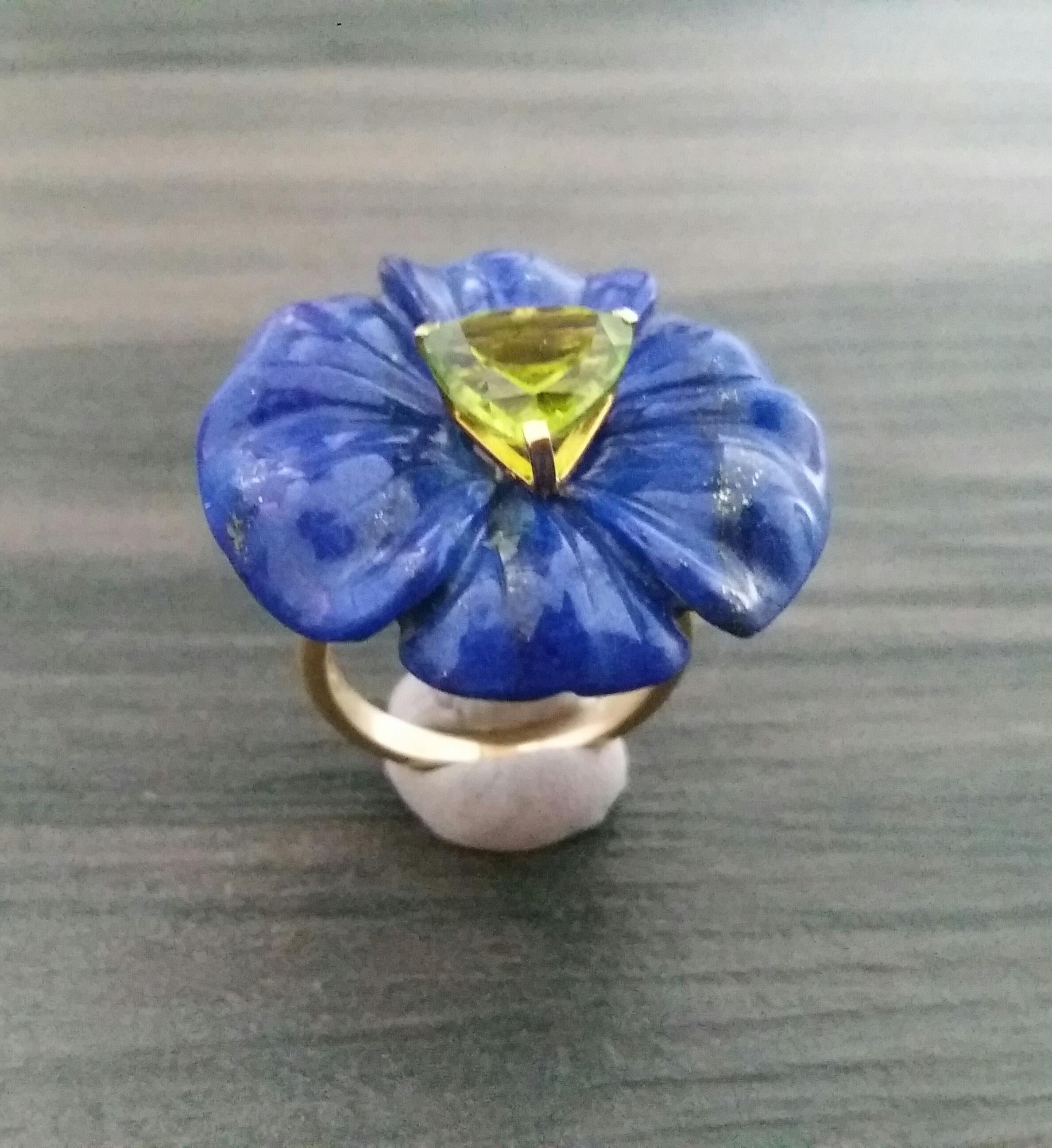 Natural Lapis Lazuli Flower Trillion Cut Peridot Solid 14 Kt Gold Fashion Ring For Sale 2
