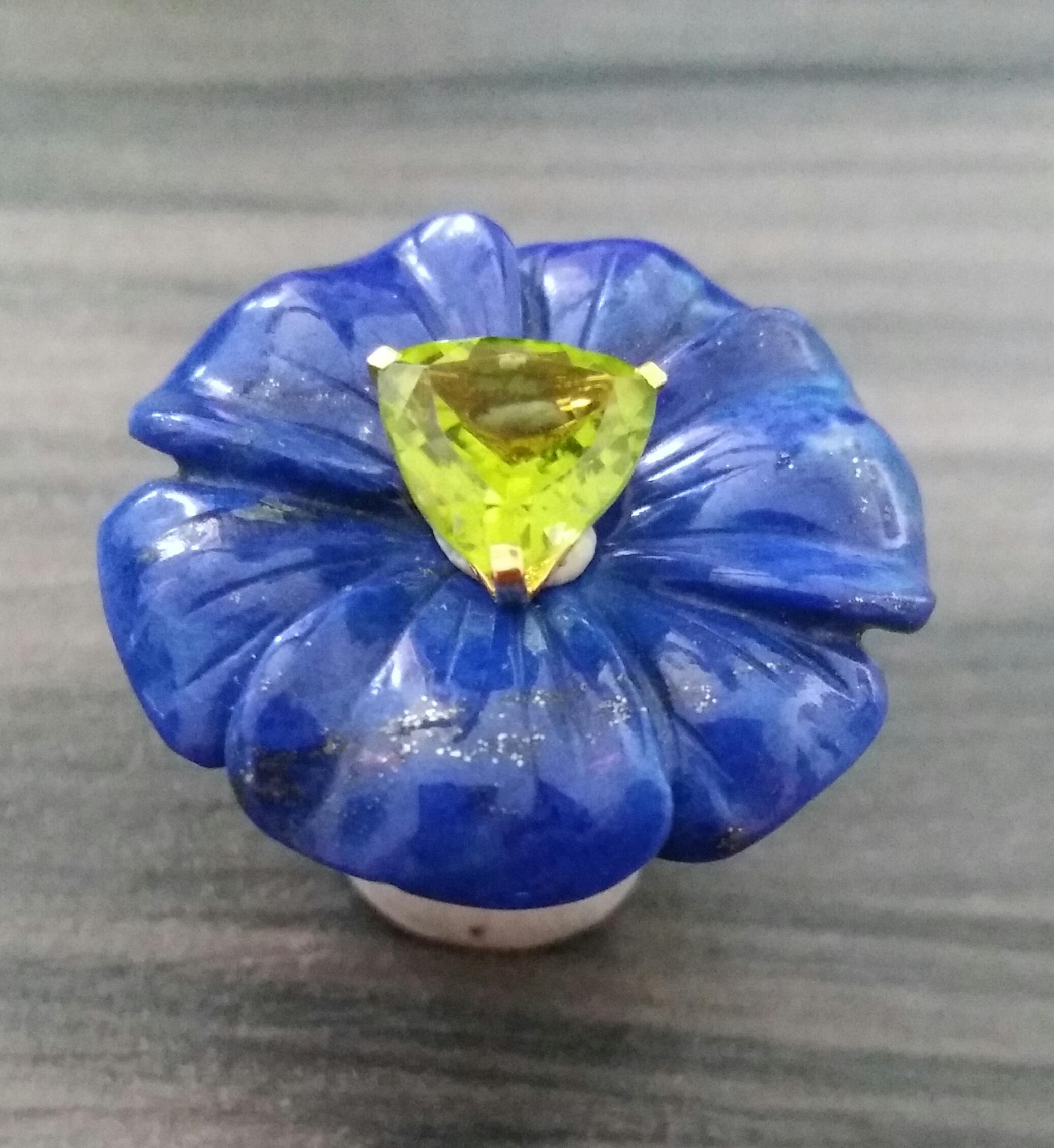Natural Lapis Lazuli Flower Trillion Cut Peridot Solid 14 Kt Gold Fashion Ring For Sale 3