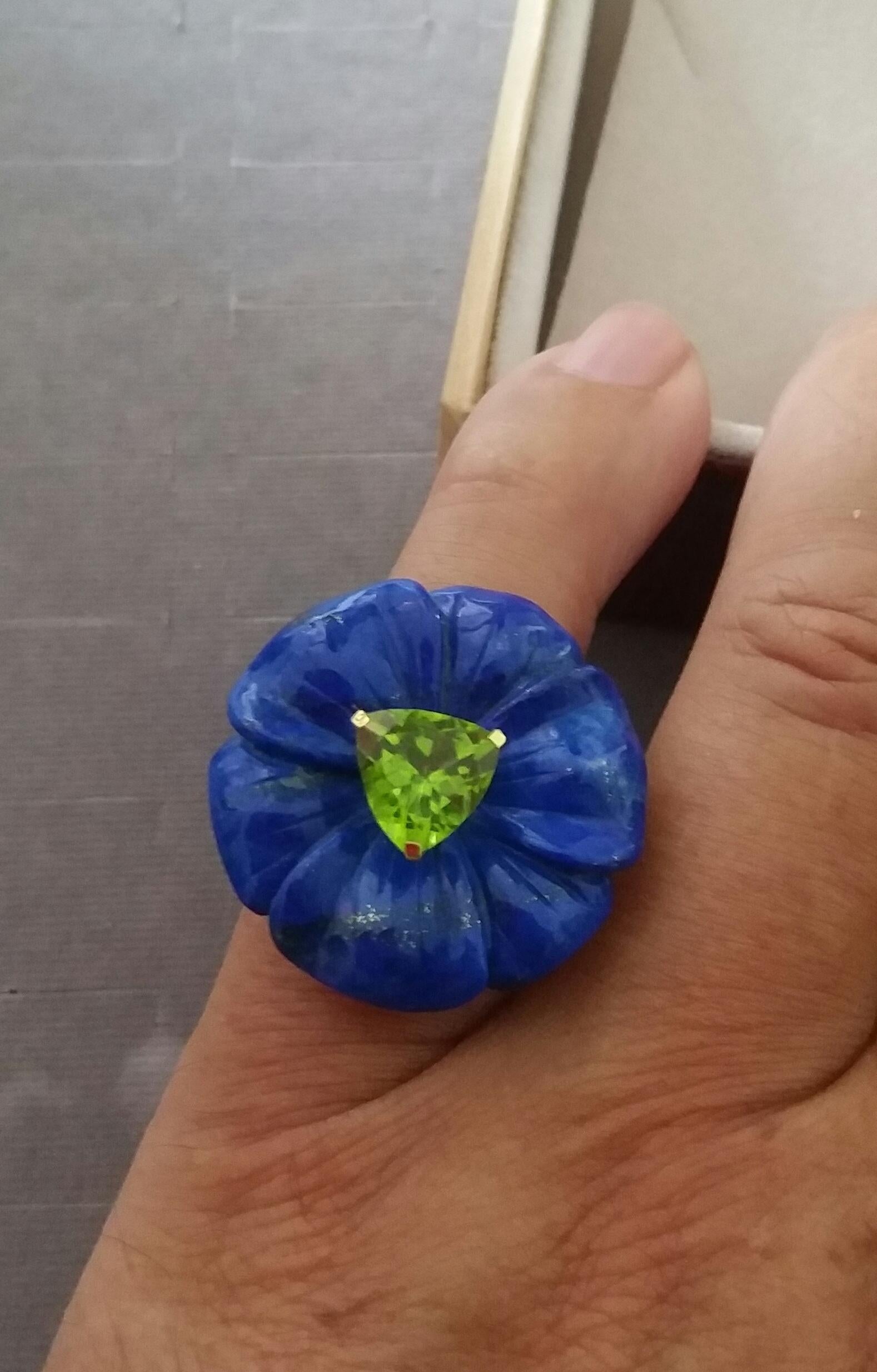 Natural Lapis Lazuli Flower Trillion Cut Peridot Solid 14 Kt Gold Fashion Ring For Sale 7