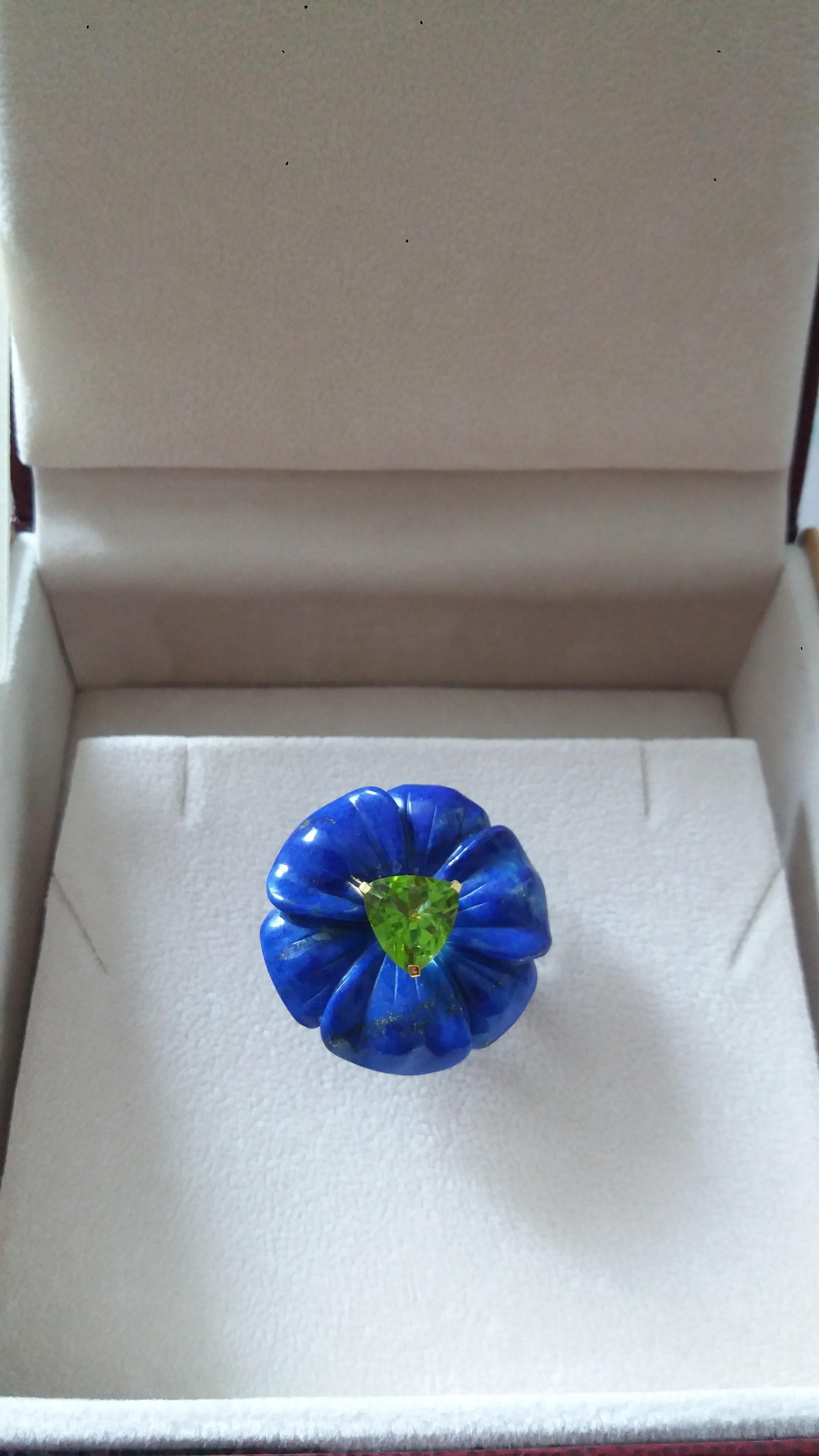 Natural Lapis Lazuli Flower Trillion Cut Peridot Solid 14 Kt Gold Fashion Ring For Sale 8