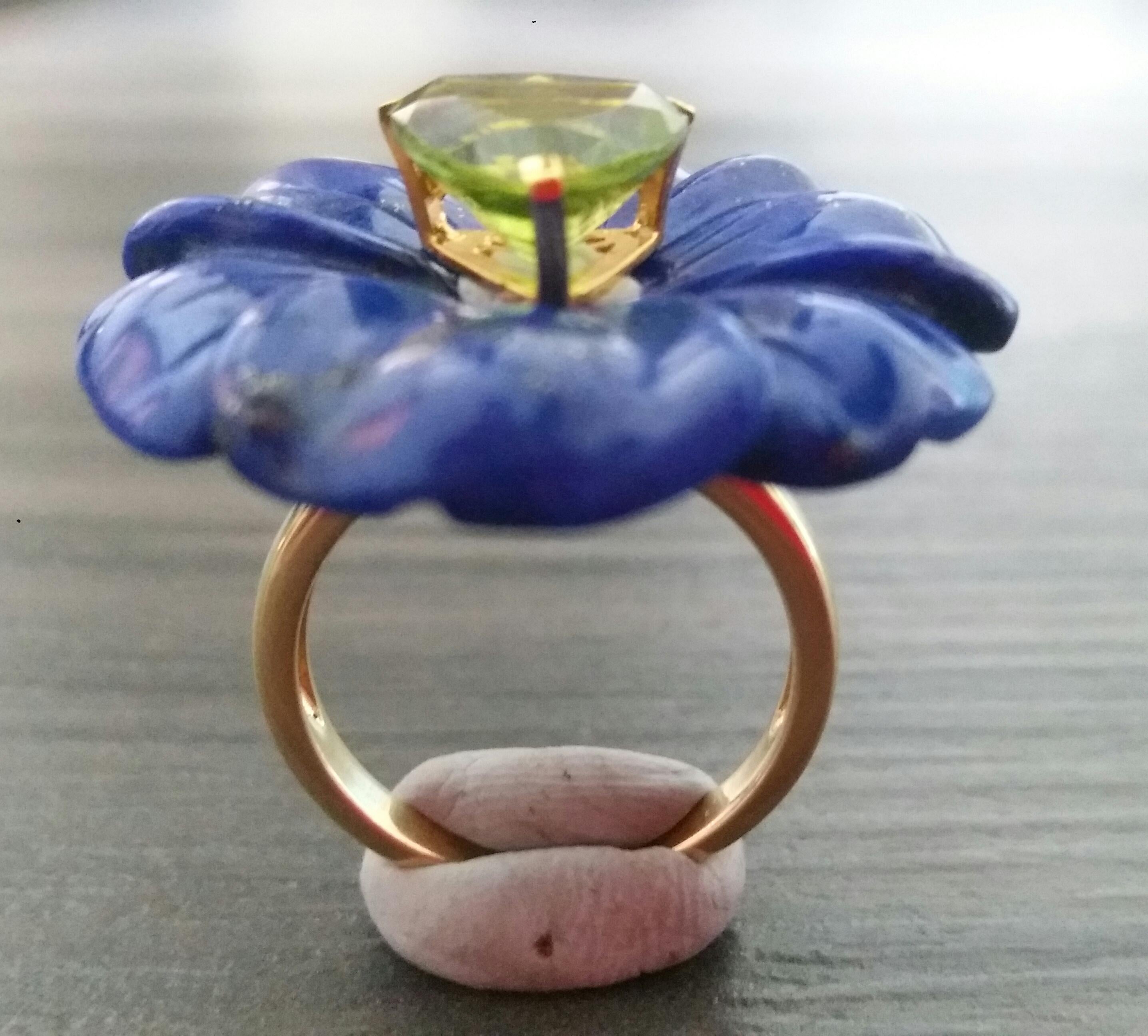Natürlicher Lapislazuli Blume Trillionschliff Peridot Massiv 14 Kt Gold Mode Ring im Zustand „Hervorragend“ im Angebot in Bangkok, TH