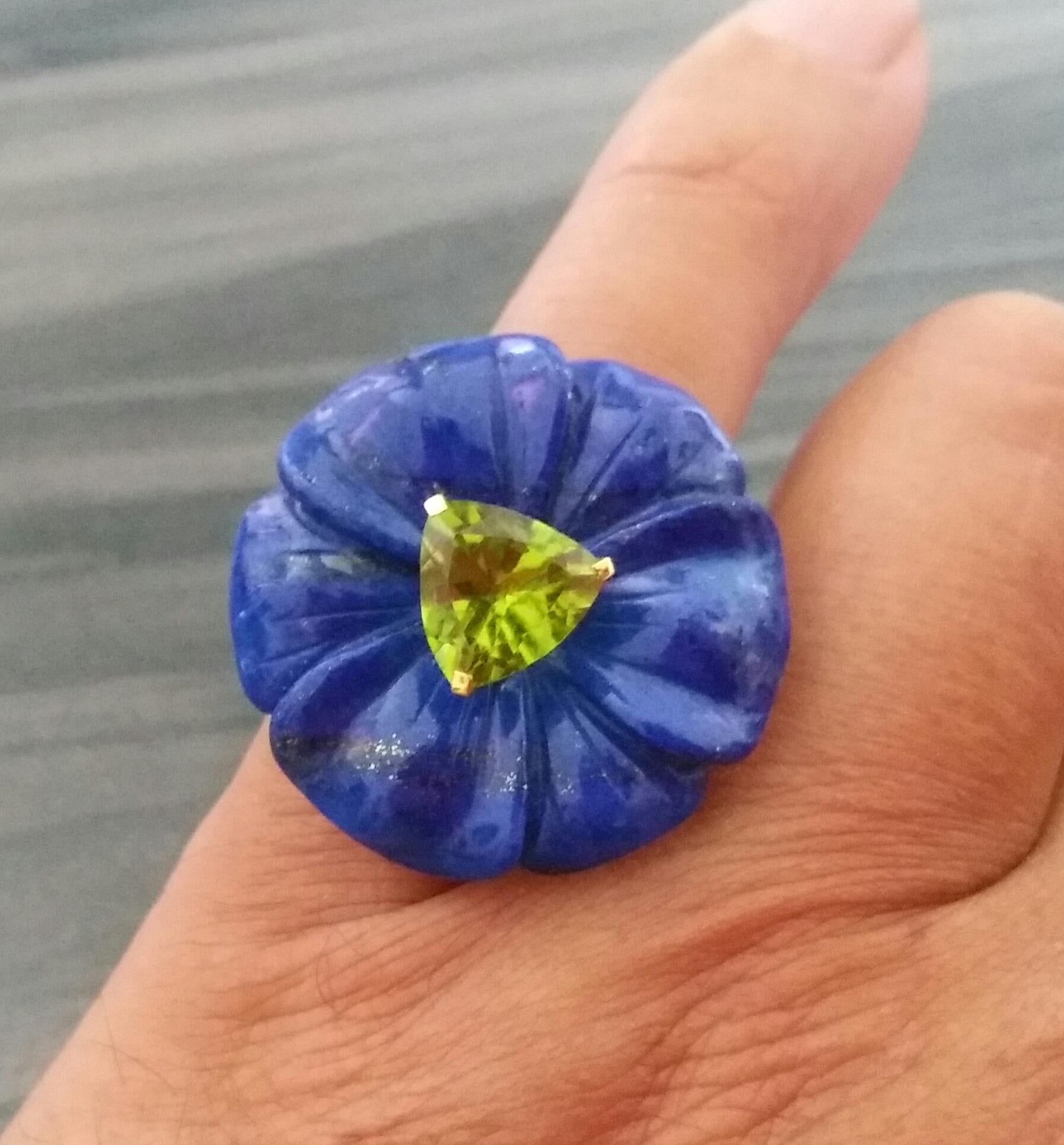 Contemporary Natural Lapis Lazuli Flower Trillion Cut Peridot Solid 14 Kt Gold Fashion Ring For Sale