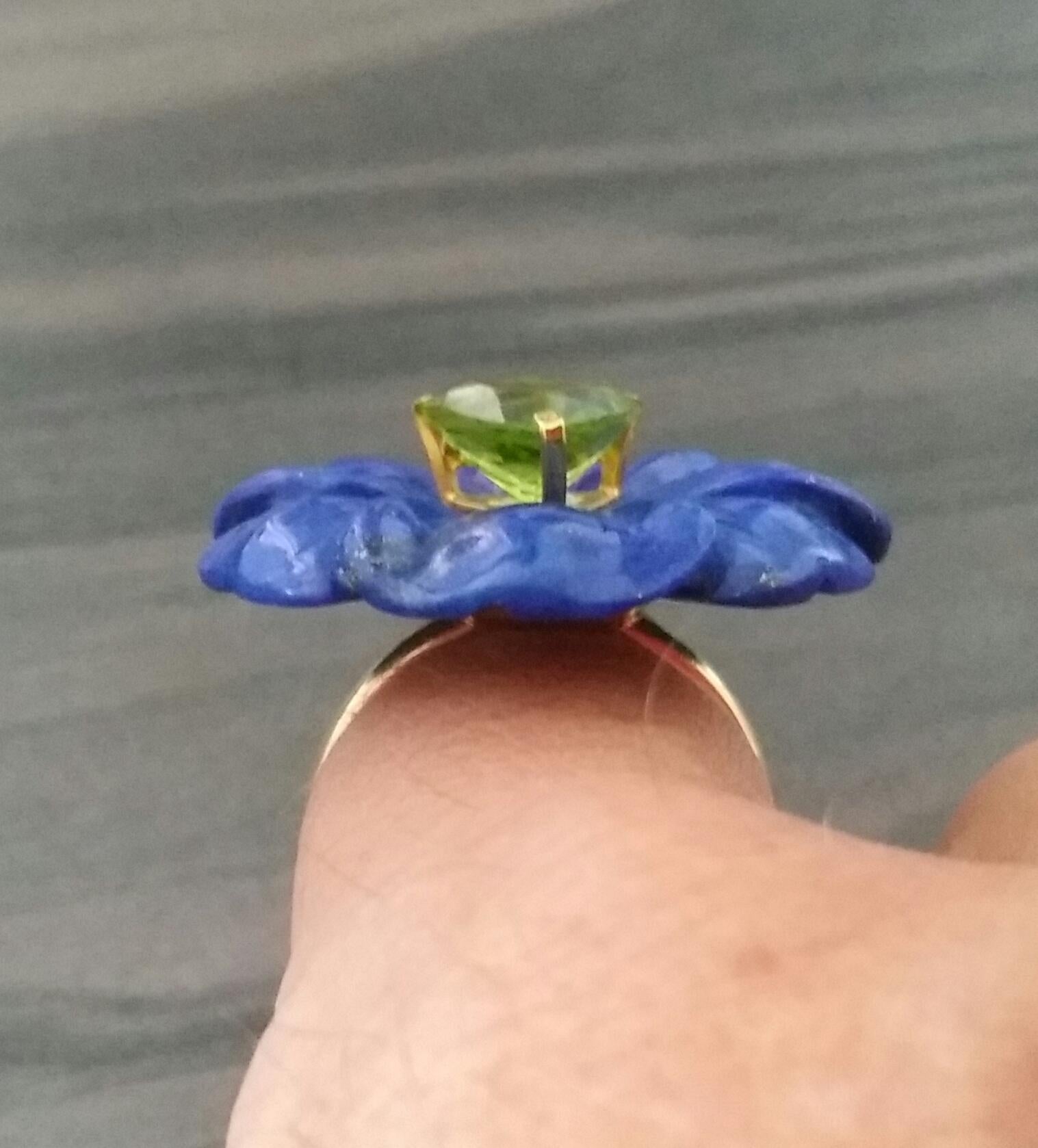 Natural Lapis Lazuli Flower Trillion Cut Peridot Solid 14 Kt Gold Fashion Ring In Excellent Condition For Sale In Bangkok, TH