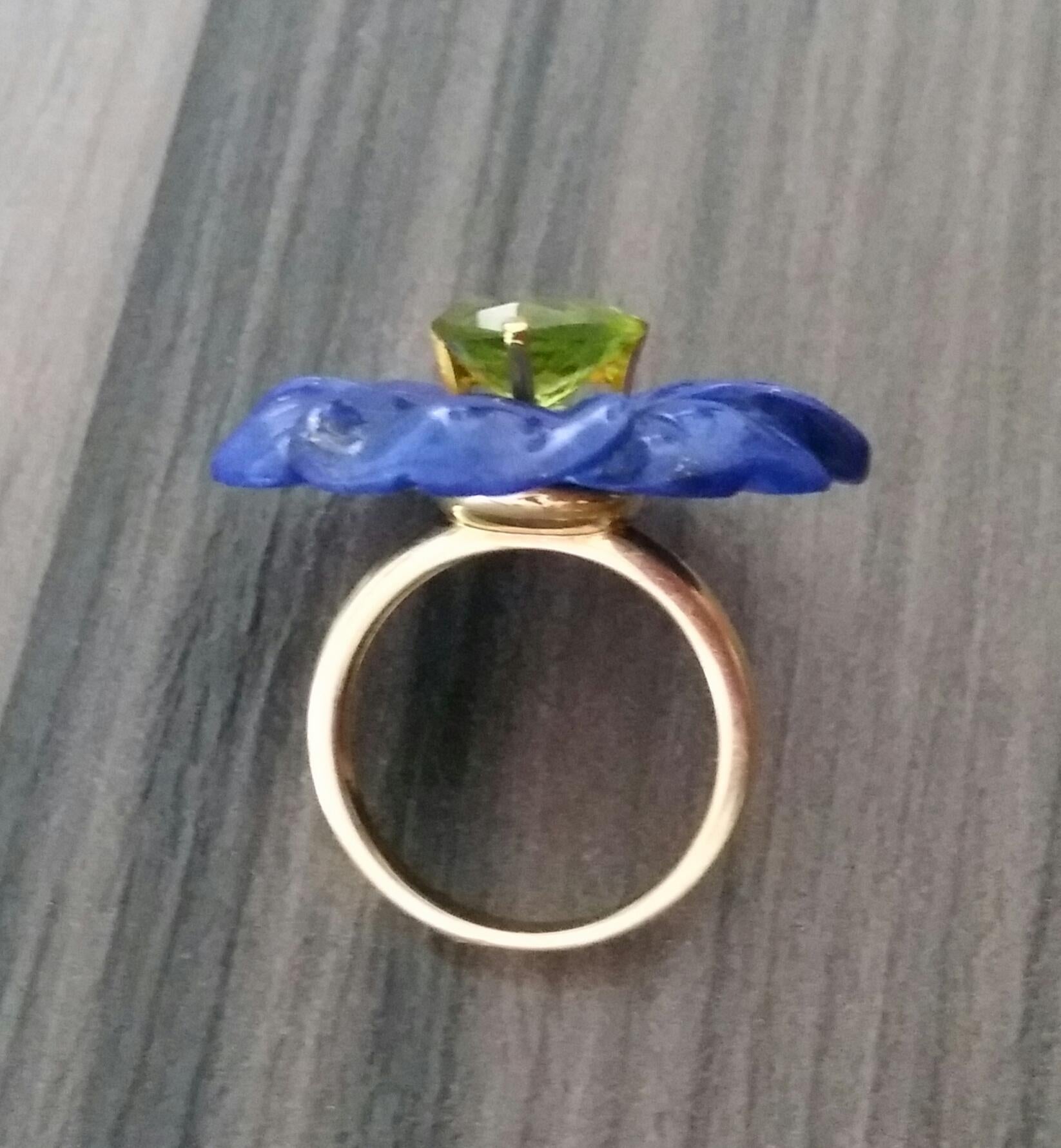 Women's Natural Lapis Lazuli Flower Trillion Cut Peridot Solid 14 Kt Gold Fashion Ring For Sale