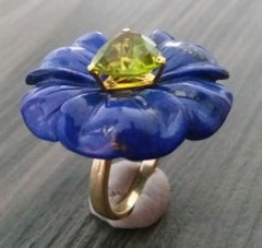 Anillo de moda de oro macizo de 14 kt con flor natural de lapislázuli y peridoto talla trillón