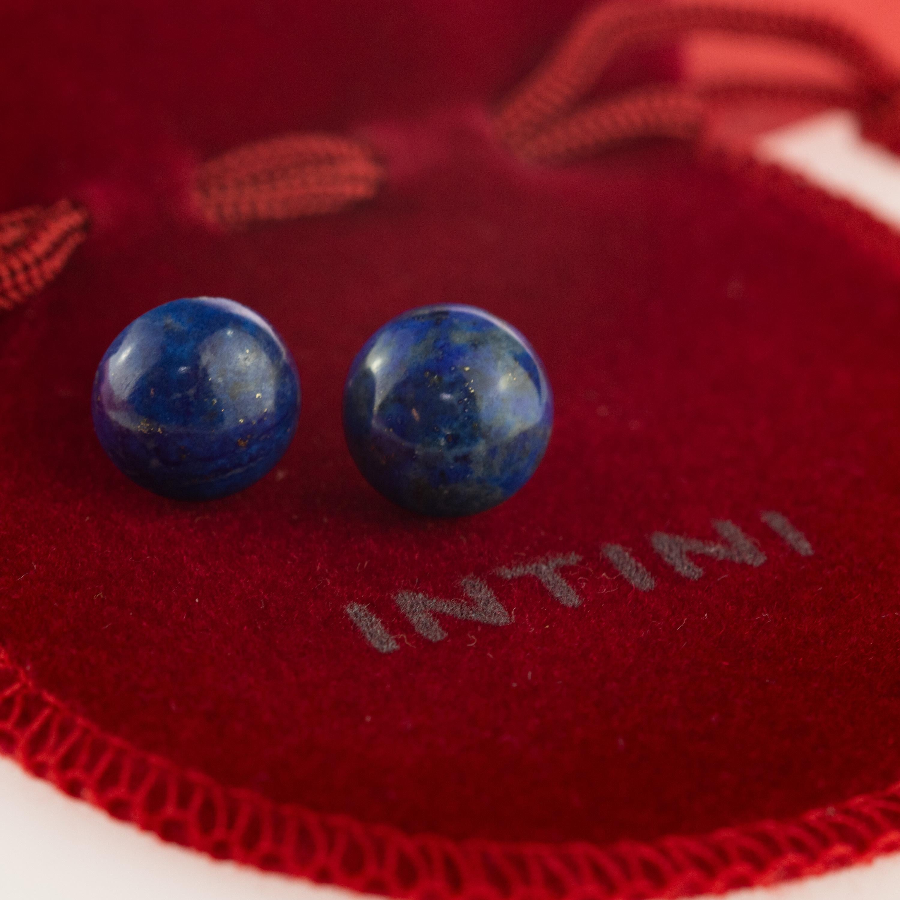 Retro and elegant round Lapislazzuli stud earrings embellished with 14 k yellow gold. With an exceptional art work, outstanding display of color and Italian craftsmanship designed by Intini Jewels. 
 
Lapislazzuli brings happiness and prosperity in