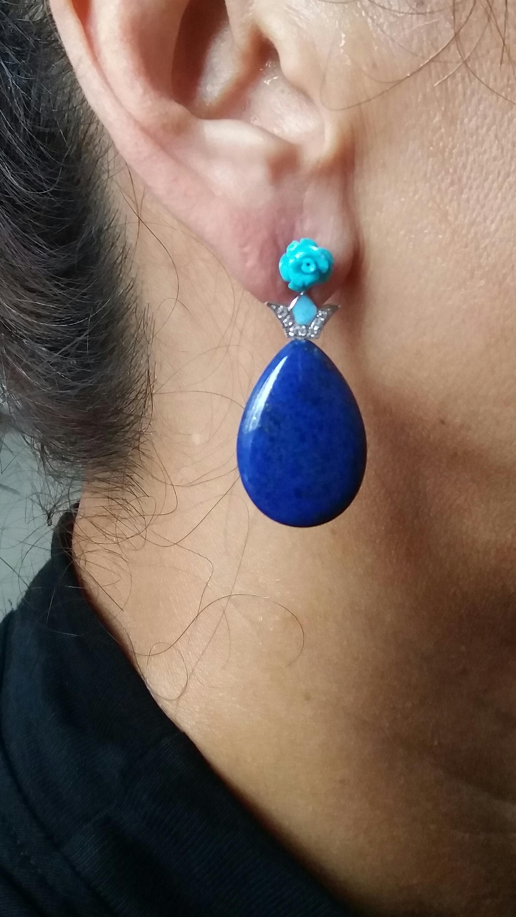 2 flowers engraved in natural turquoise and 2 elements in white gold diamonds and blue enamel support 2 drops of natural Lapis Lazuli.
In 1978 our workshop started in Italy to make simple-chic Art Deco style jewellery, completely handmade and using