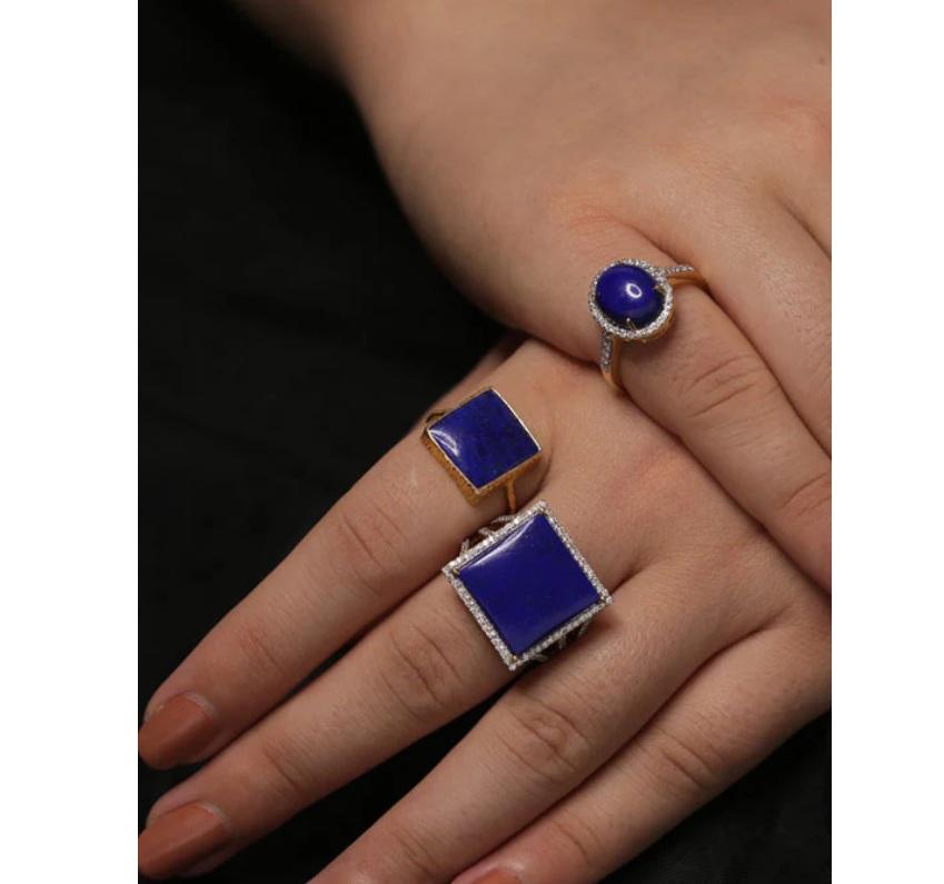 Porta la brillantezza alle tue dita con questo anello che fa girare la testa, ornato da una splendida pietra lapis. Incrostato di splendidi diamanti naturali e incastonato in oro giallo 14K, l'anello è realizzato a mano con amore ed è un regalo
