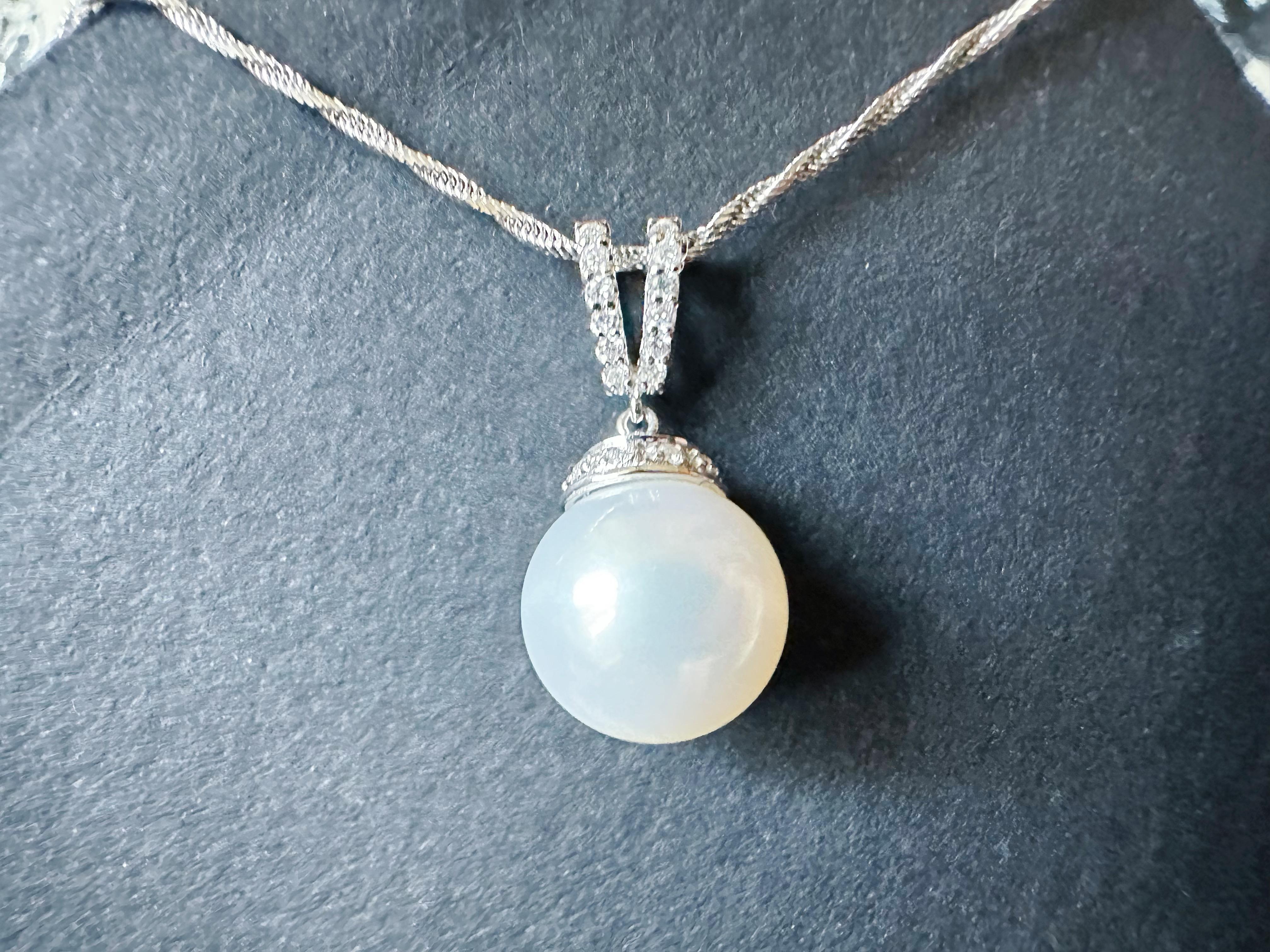 Femenino o masculino Natural Large South Sea Pearl Pendant with Diamond in 18K White Gold en venta