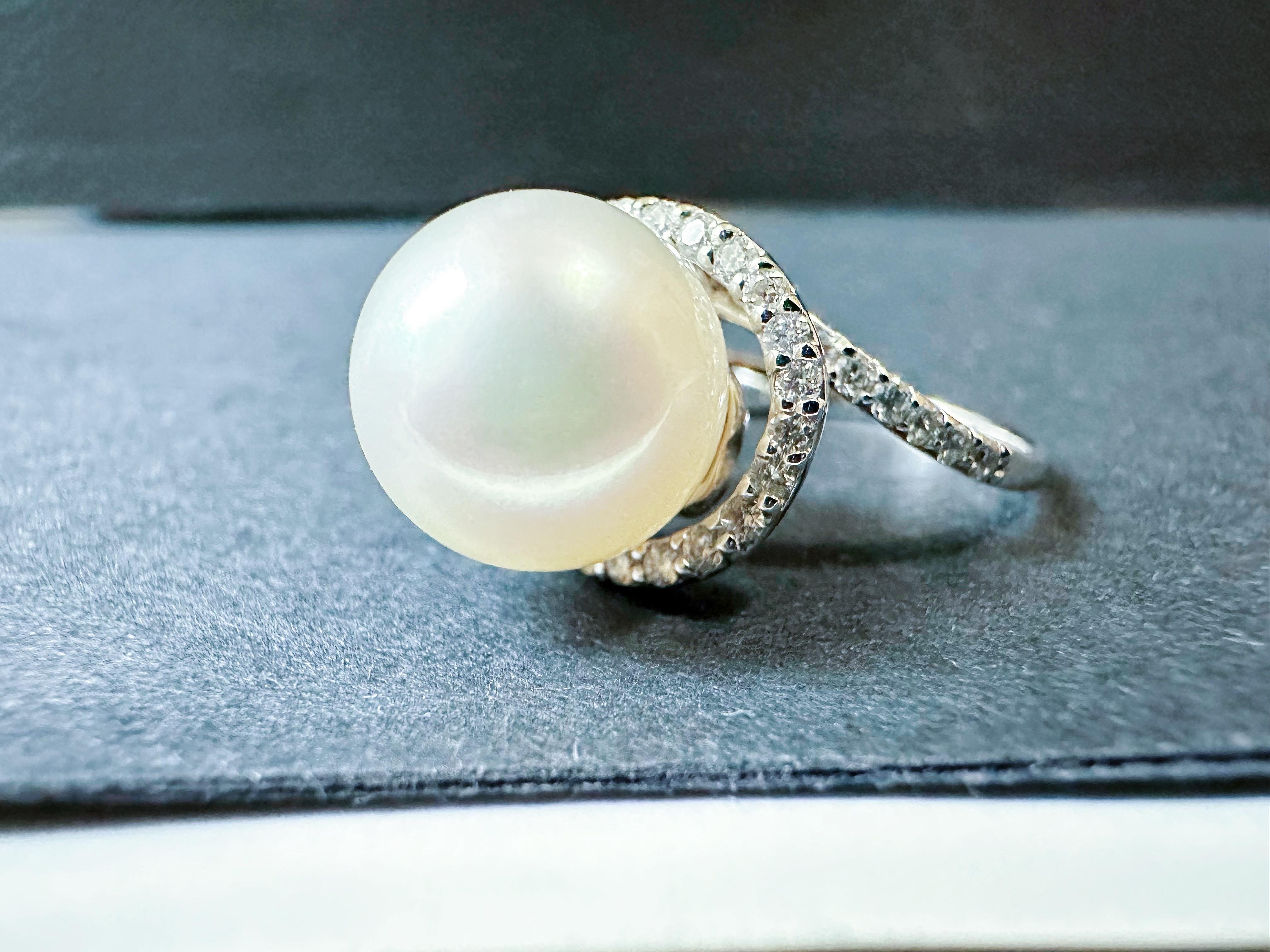 Art Nouveau Natural Large South Sea Pearl Ring in 18K White Gold with Diamond Accents in vendita