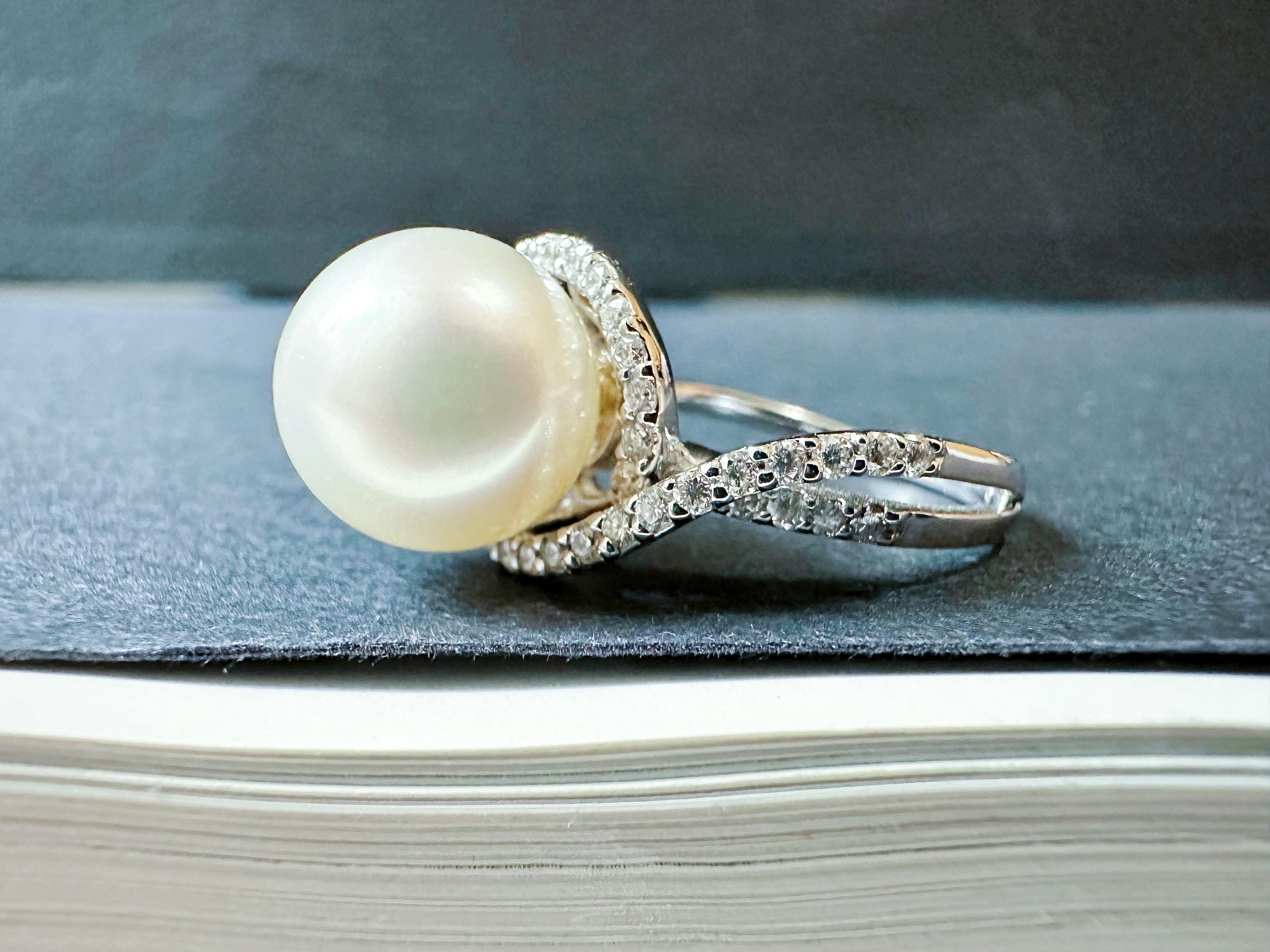 Taglio rotondo Natural Large South Sea Pearl Ring in 18K White Gold with Diamond Accents in vendita