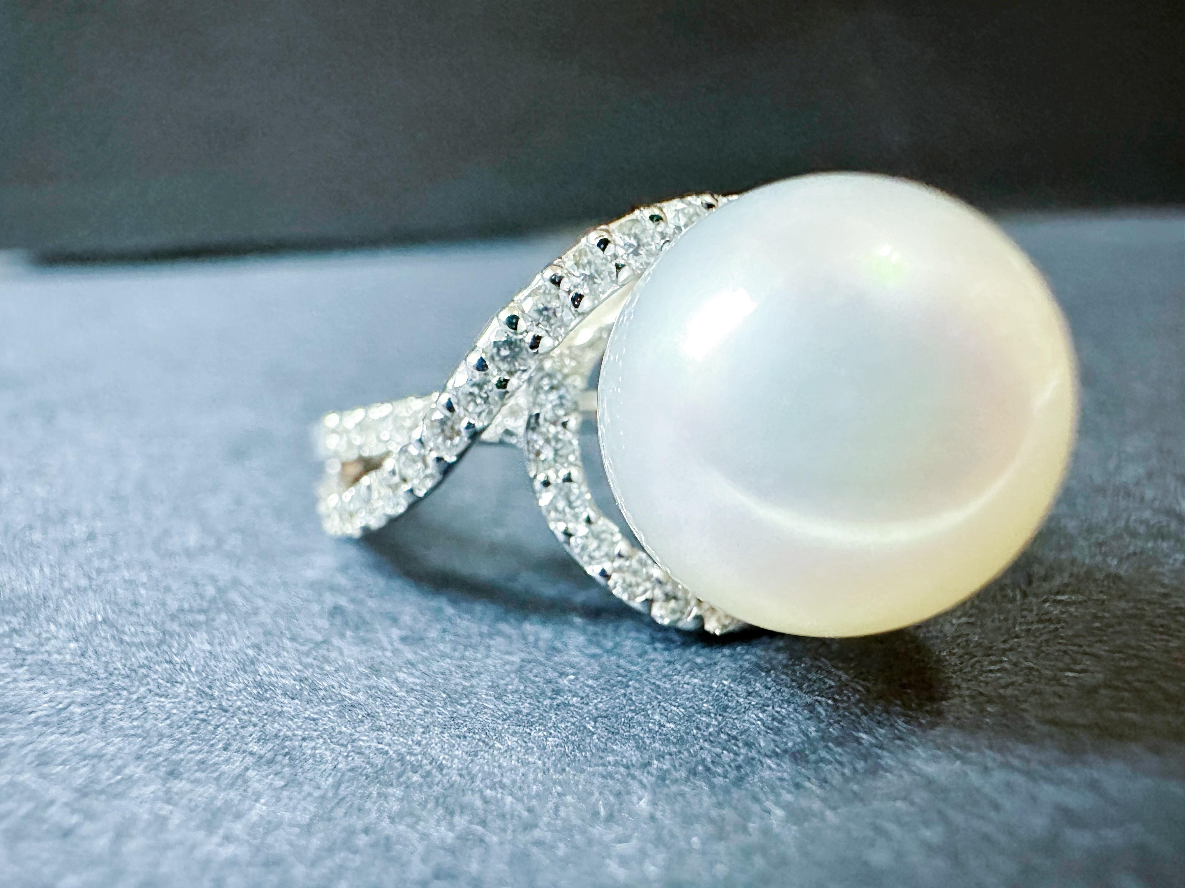 Natural Large South Sea Pearl Ring in 18K White Gold with Diamond Accents In condizioni Nuovo in vendita a Kowloon, HK