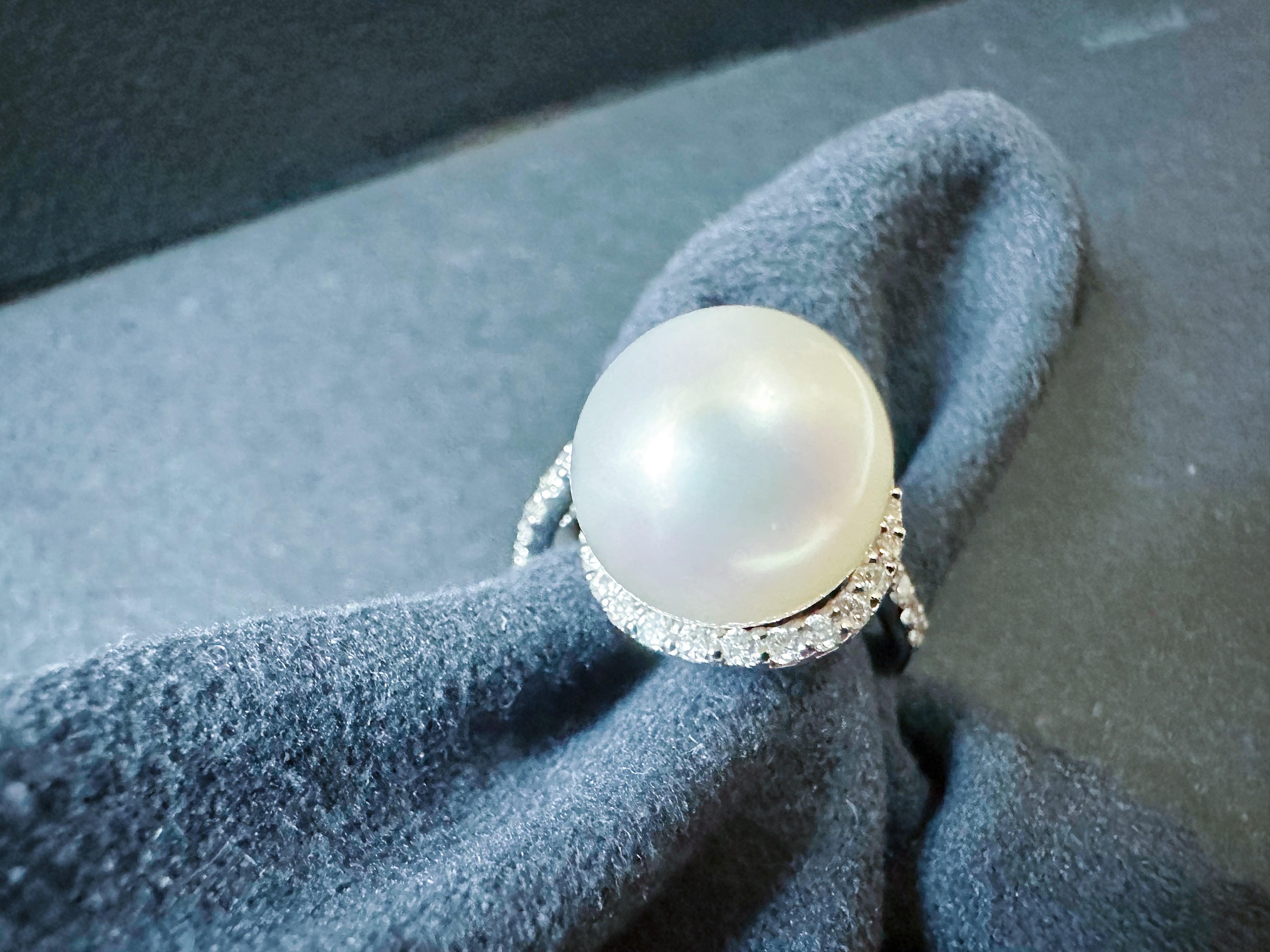 da uomo o donna Natural Large South Sea Pearl Ring in 18K White Gold with Diamond Accents in vendita