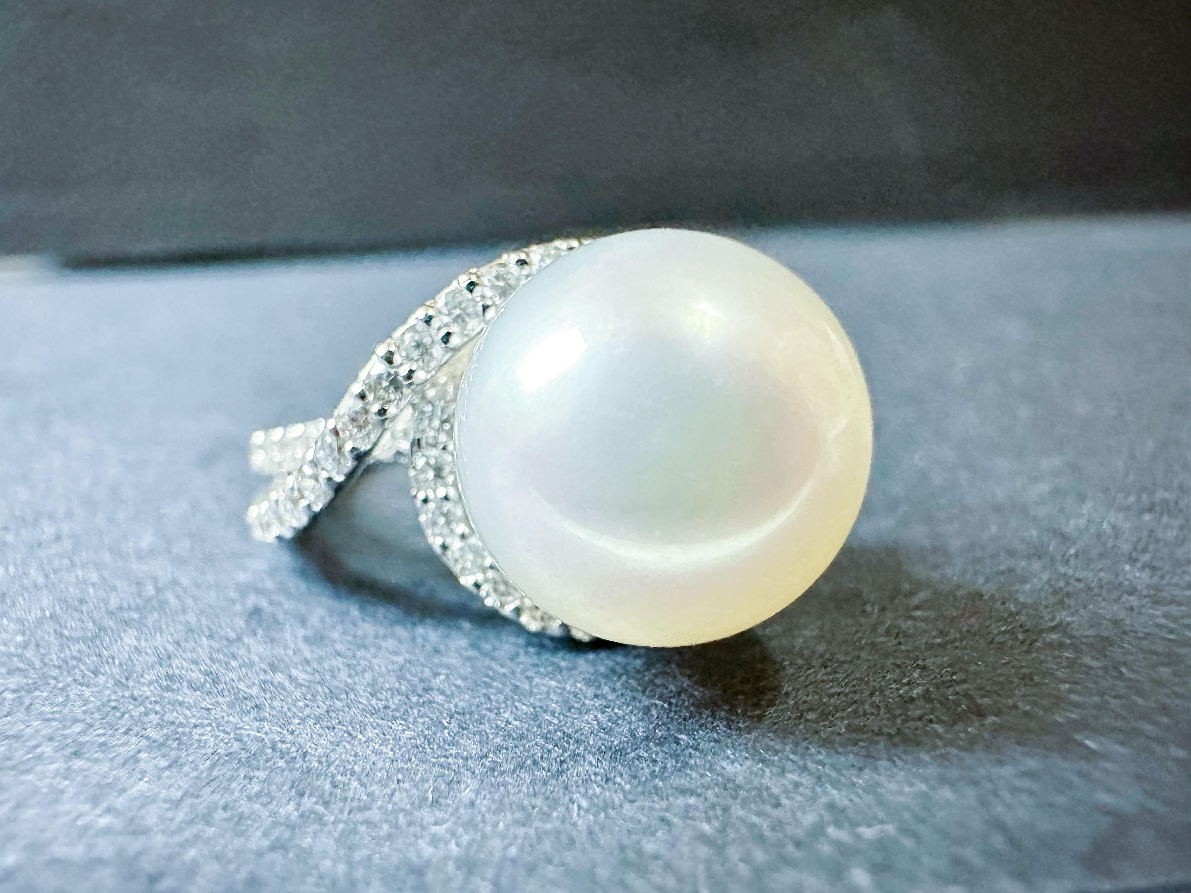 Natural Large South Sea Pearl Ring in 18K White Gold with Diamond Accents in vendita 1