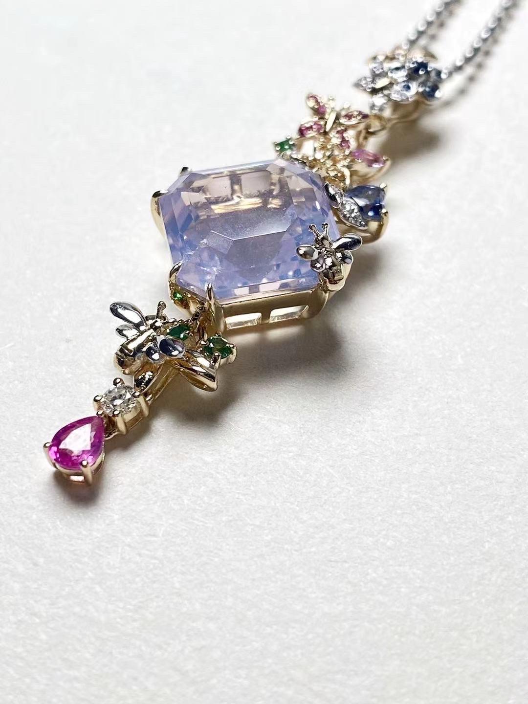 Haz una declaración audaz con este colgante de inspiración floral.  Adornada con una impresionante amatista iridiscente, añadirá un toque refrescante y alegre a tu atuendo diario. La amatista lavanda natural central mide 6,2 quilates y es de color